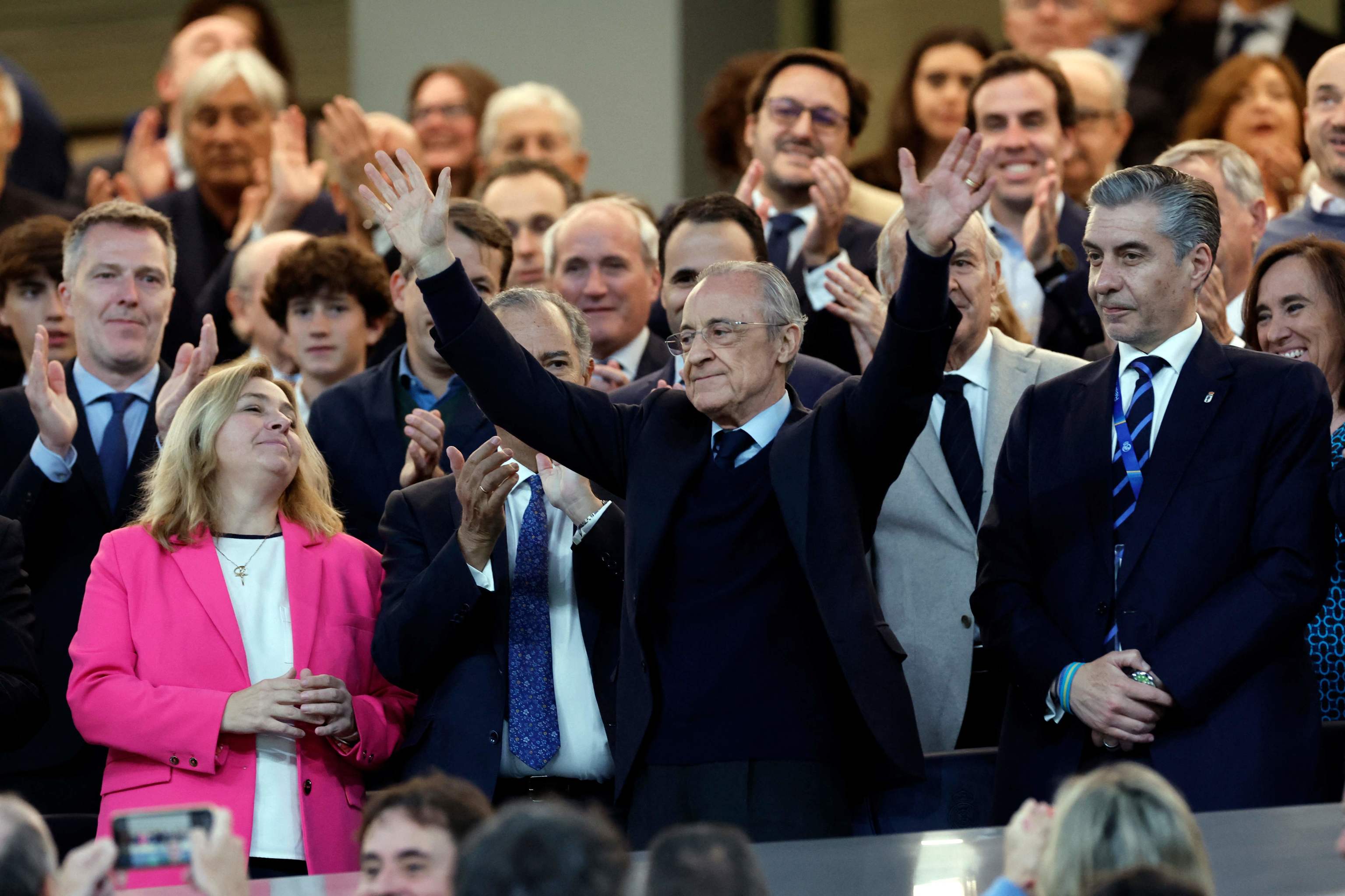 Florentino Pérez saluda al Bernabéu.
