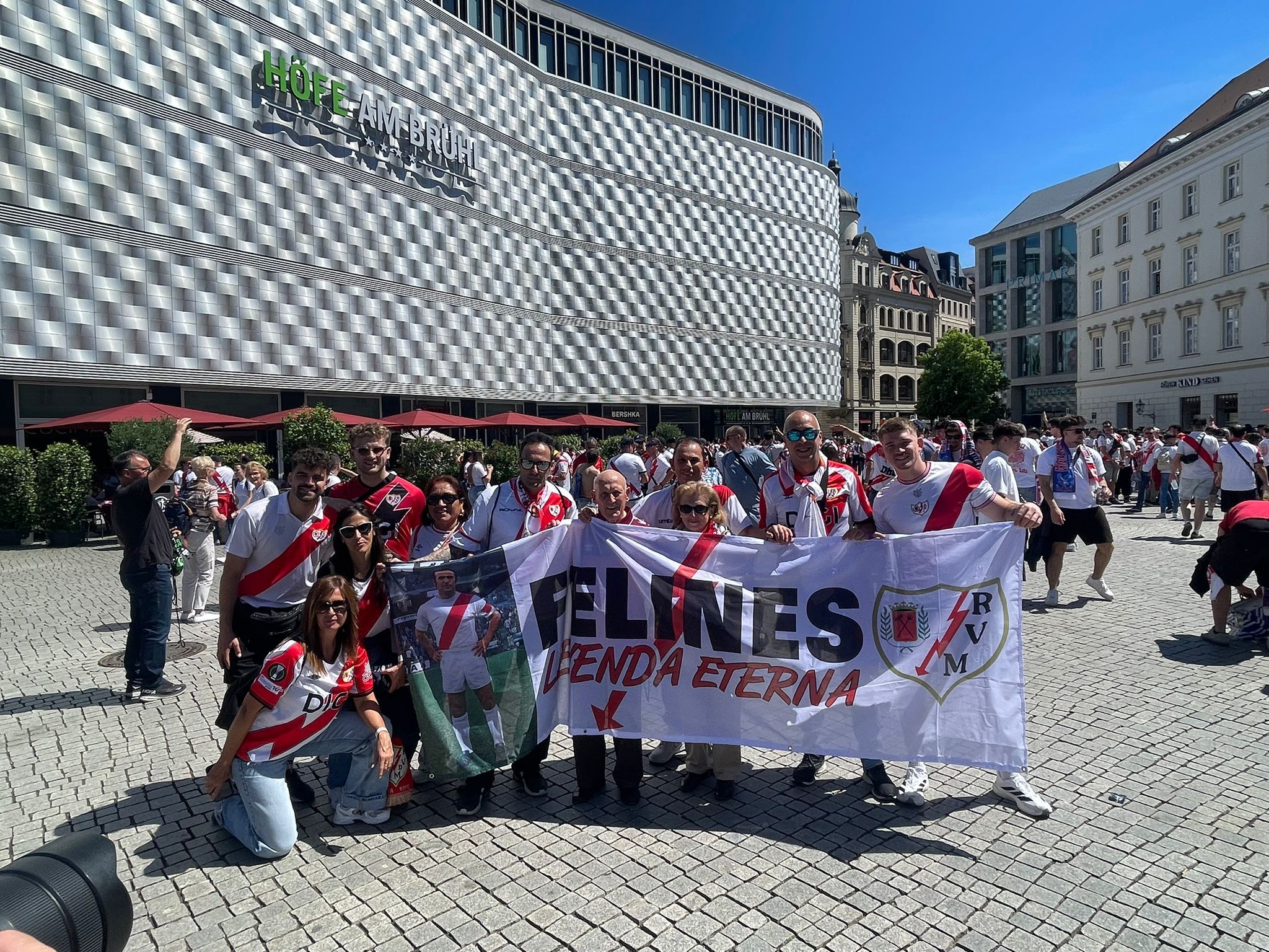 La familia de Felines, con el socio número 1, Rafa Garrido, y la número 32, Toñi Sanjuán.