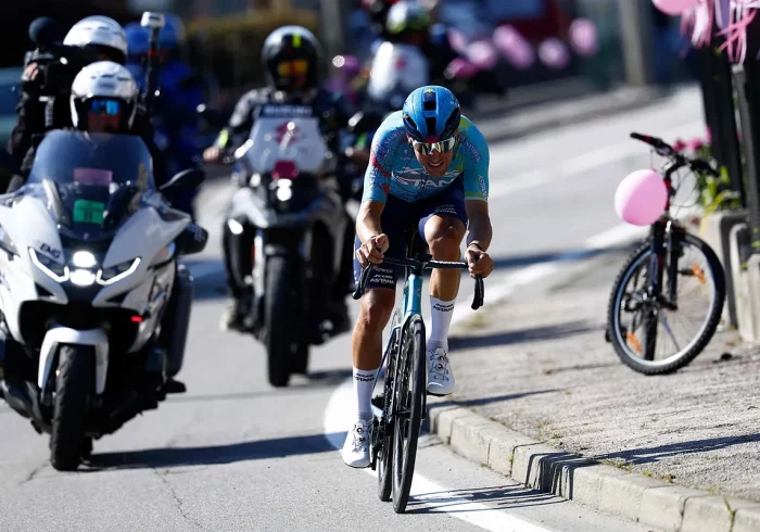 El italiano Bettiol, tras liderar la macrofuga del Giro, vence antes del primer duelo en los Alpes