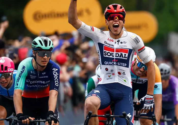 El joven francés Paul Magnier, primer líder del Giro tras ganar en una caótica 'volata'