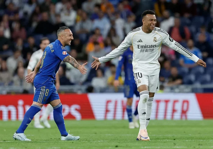 El Madrid vence al Oviedo en el partido del plebiscito y del silbado regreso de Mbappé
