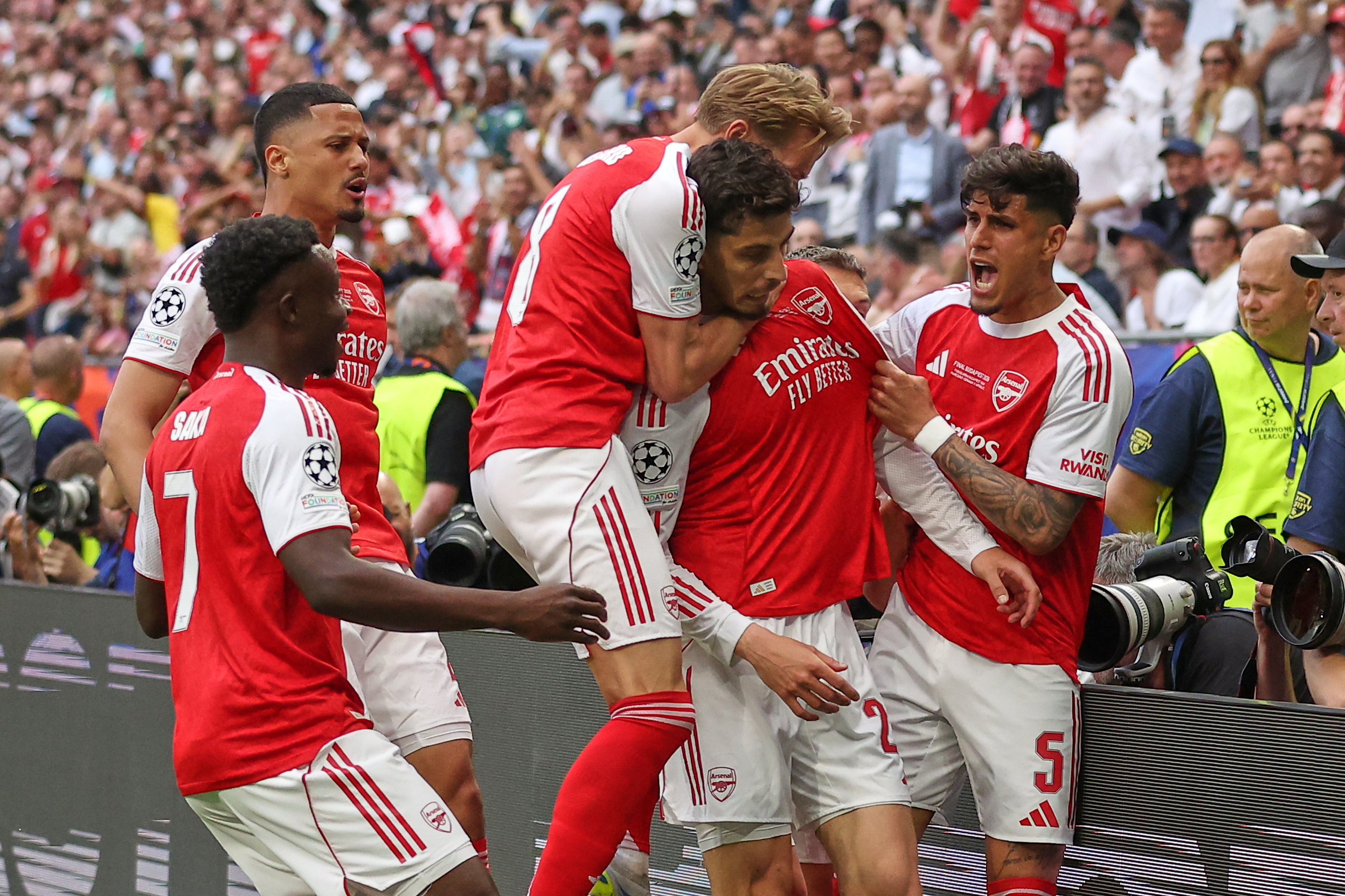 Los jugadores del Arsenal celebran el tanto de Havertz.