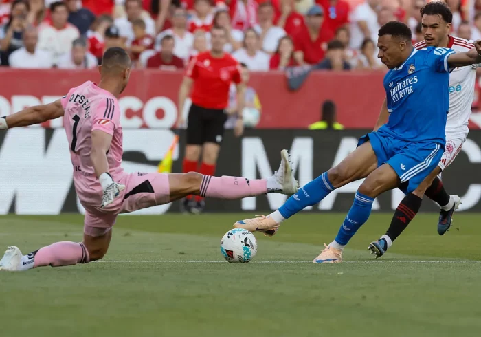 El Sevilla seguirá en Primera pese a perder ante el Real Madrid, que se impuso con un gol de Vinicius