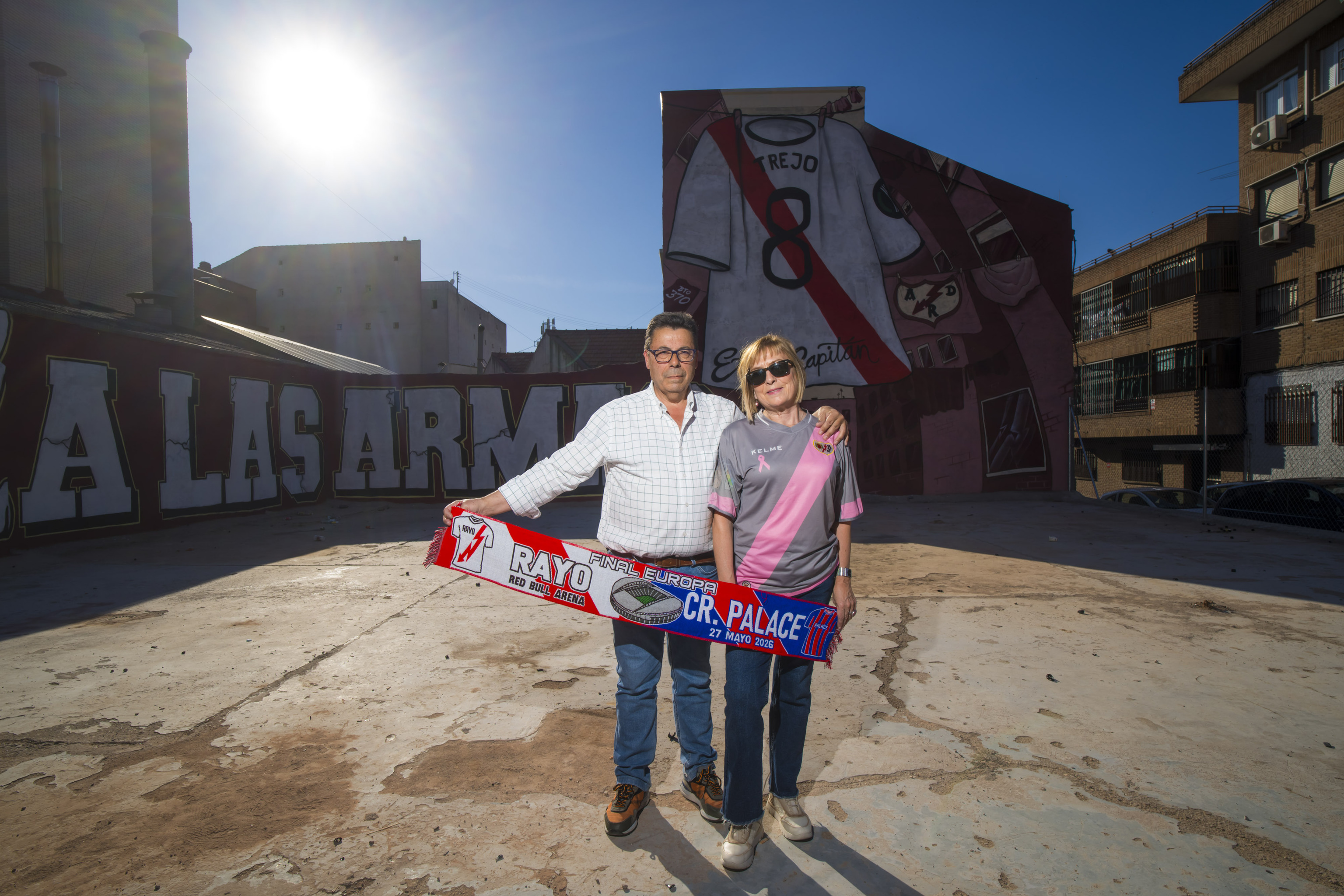 Paco y Ana posan para EL MUNDO, con el mural de homenaje a Trejo de fondo.