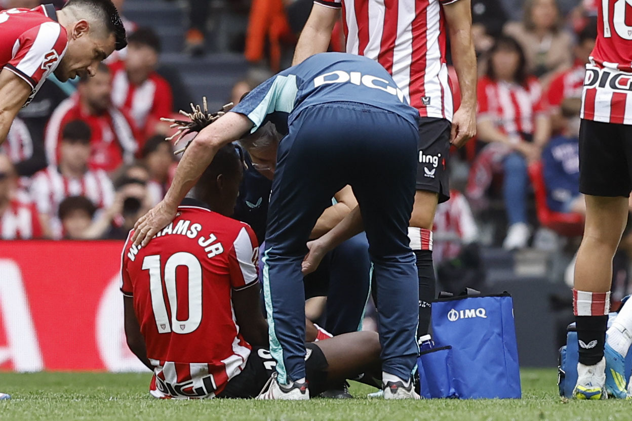 Nico Williams, atendido tras su lesión en el minuto 35.