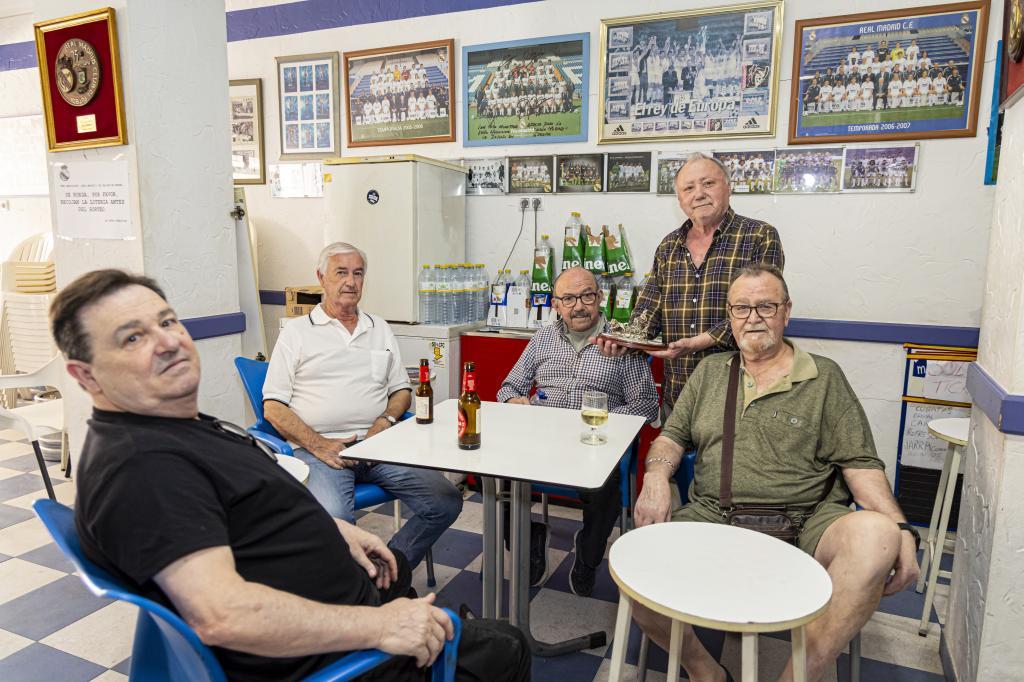 Socios de la peña ¡Hala Madrid! en la localidad de Callosa de Segura