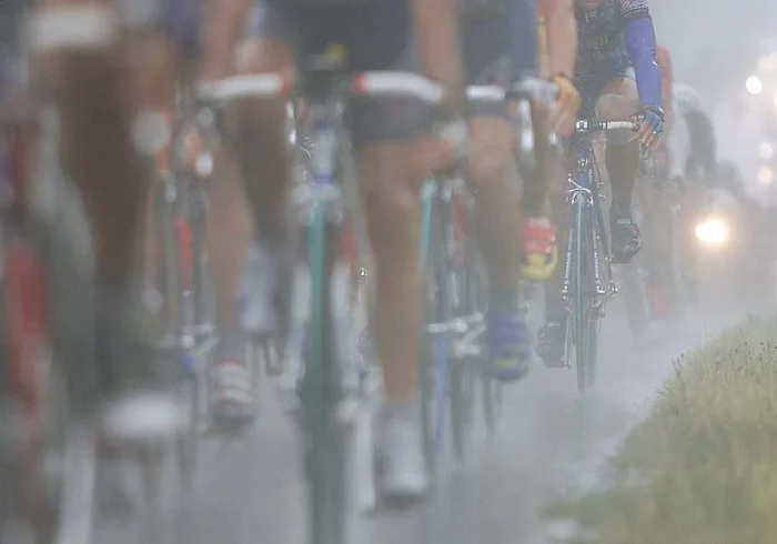 Enferman varios ciclistas del Giro de Italia: las heces de vaca, posible origen de la infección