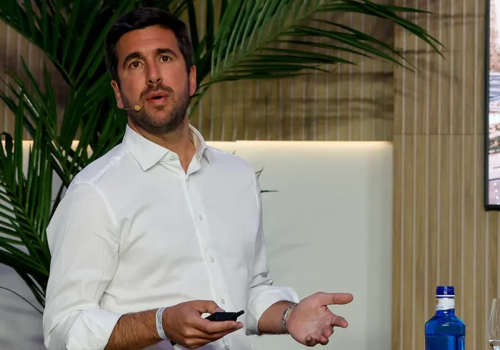 Enrique Riquelme acusa a Florentino de difundir información falsa y le pide un debate público: "En la etapa de Ramón Calderón yo tenía 15 años"