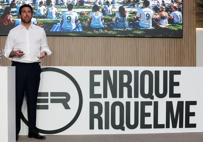 Enrique Riquelme presenta 'la Ciudad del Socio' como epicentro de su candidatura: "Un club no son sólo los títulos son las personas que lo viven"