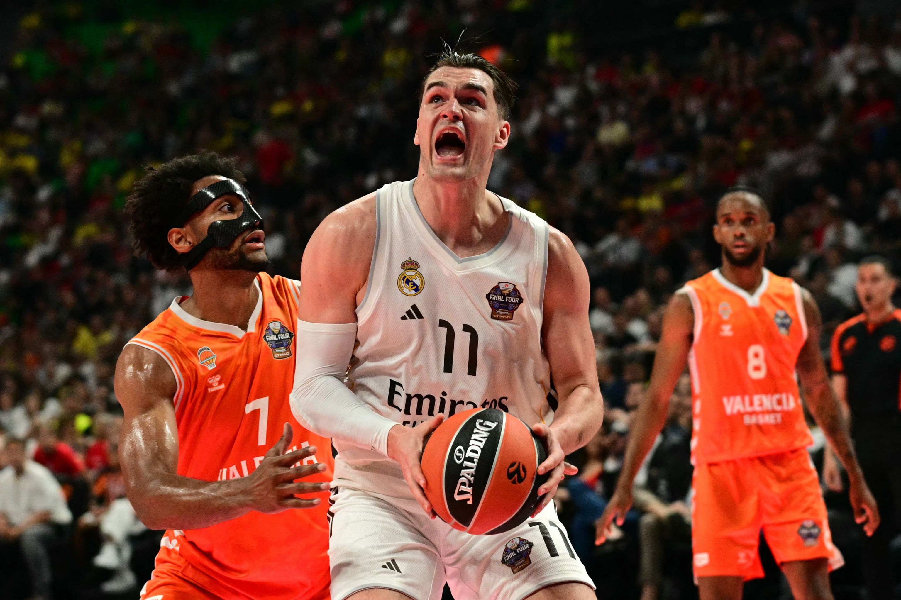 Hezonja, defendido por Key, en el OAKA.