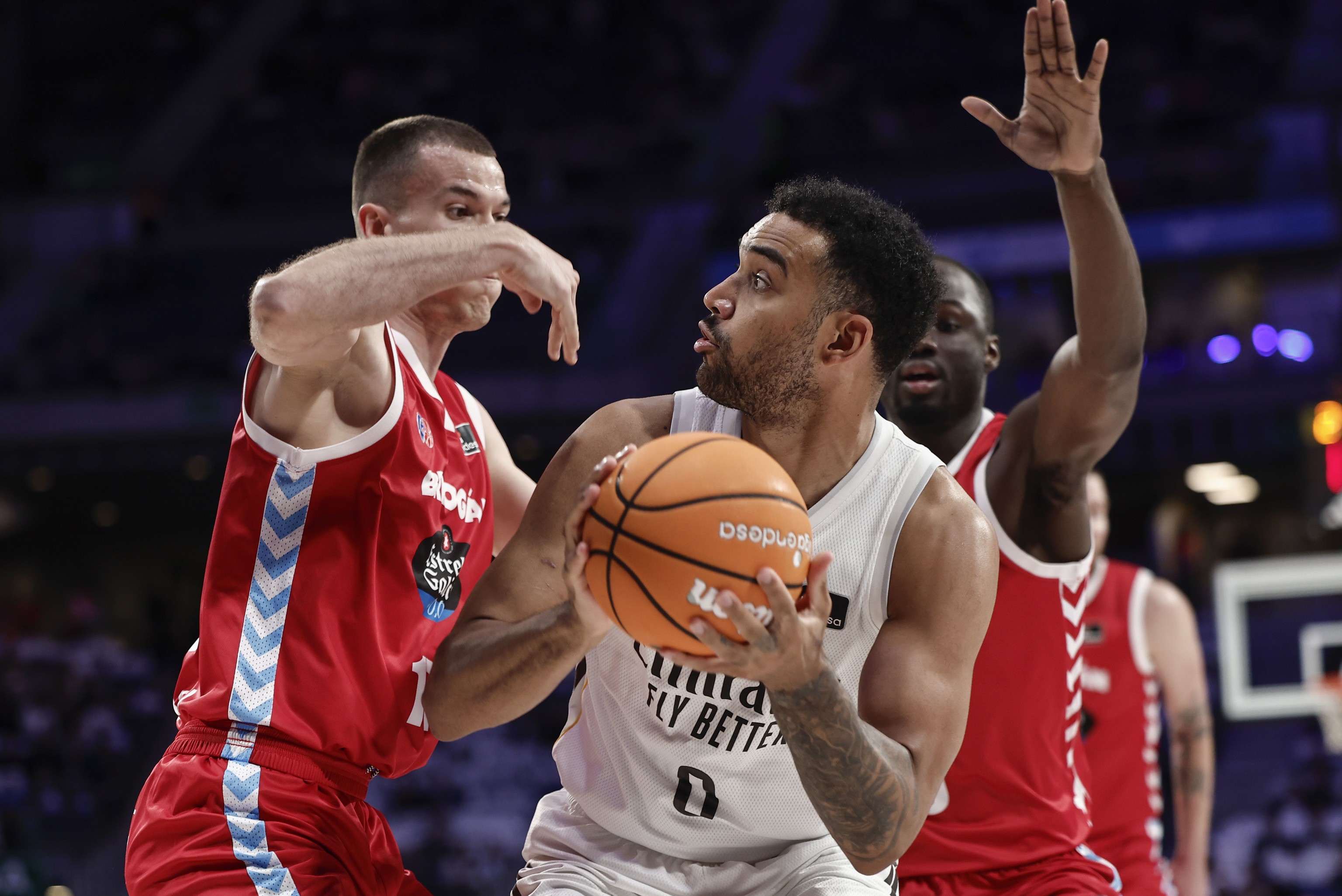 Trey Lyles, ante dos defensores del Breogán, en el Palacio.