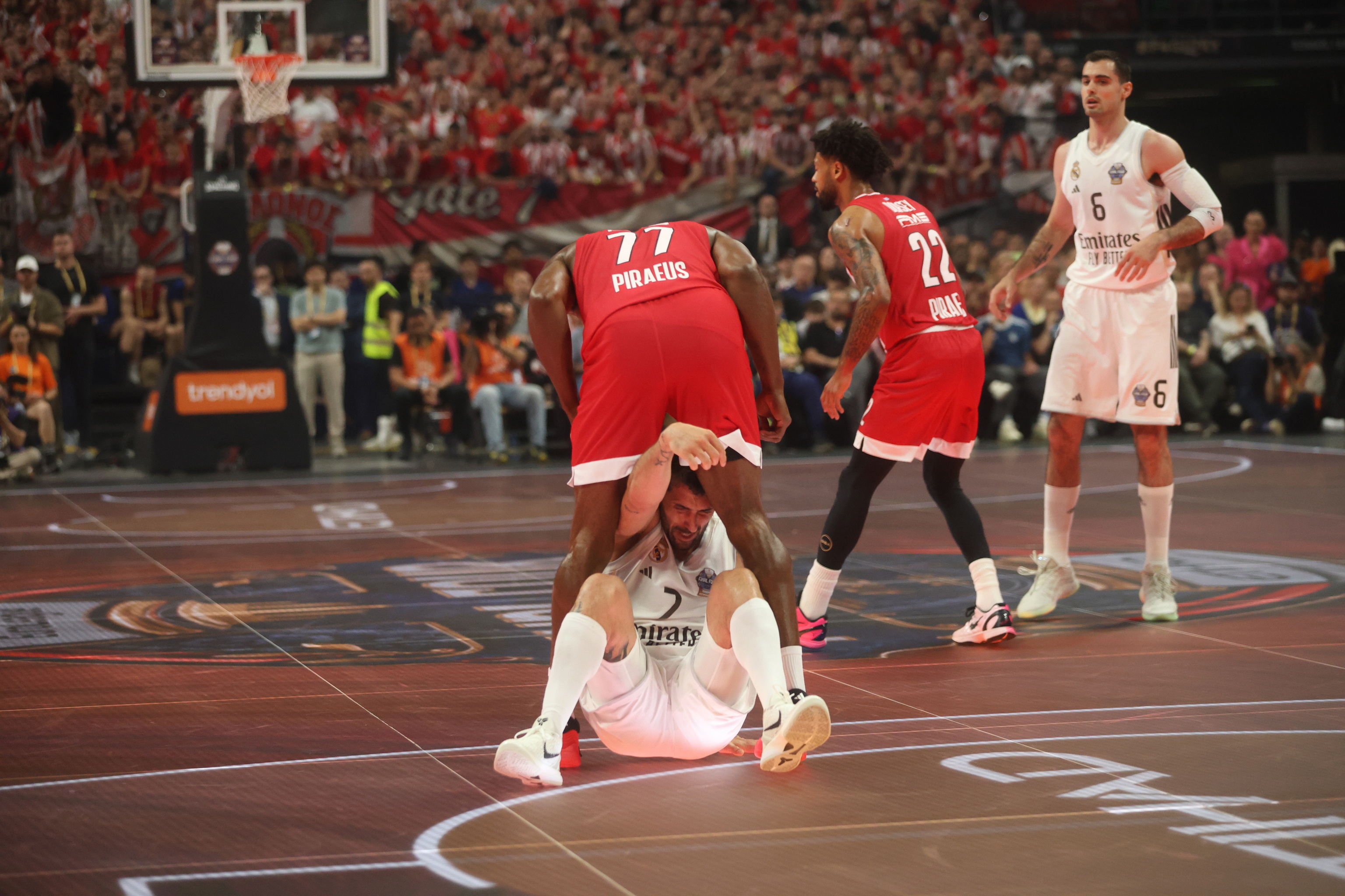 Shaquielle Mckissic y Campazzo, en una de las acciones más polémicas de la final.
