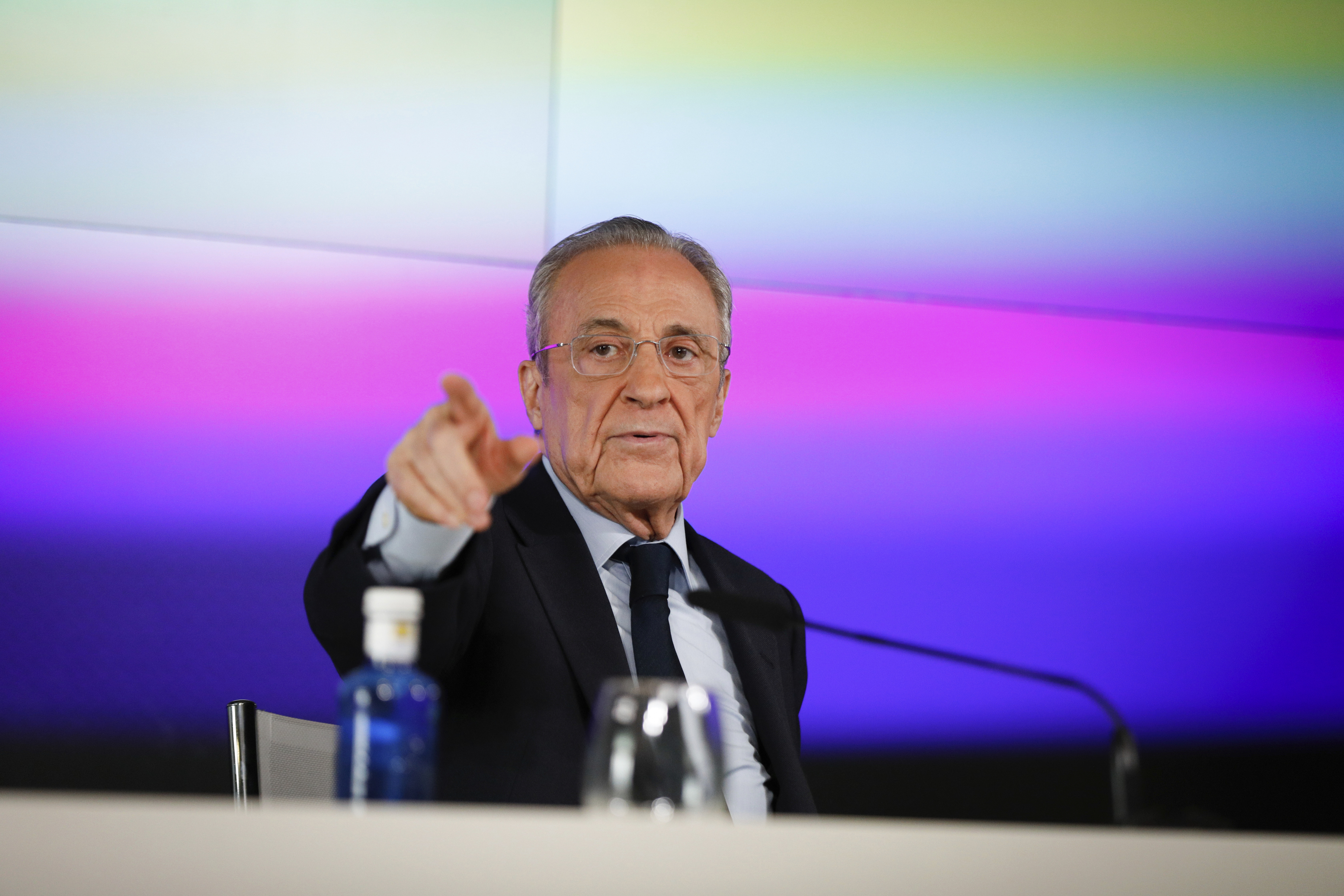 Florentino Pérez señala al auditorio.