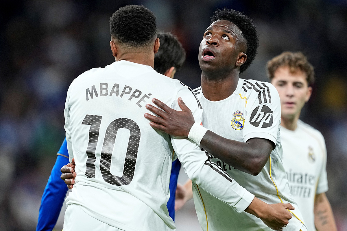Mbappé y Vinicius se saludan al finalizar el partido contra el Oviedo.