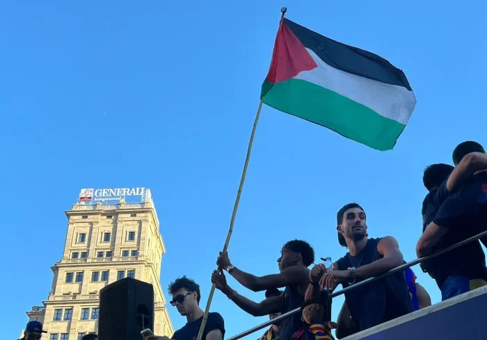Lamine Yamal ondea la bandera palestina en la rúa del Barça y revoluciona las redes