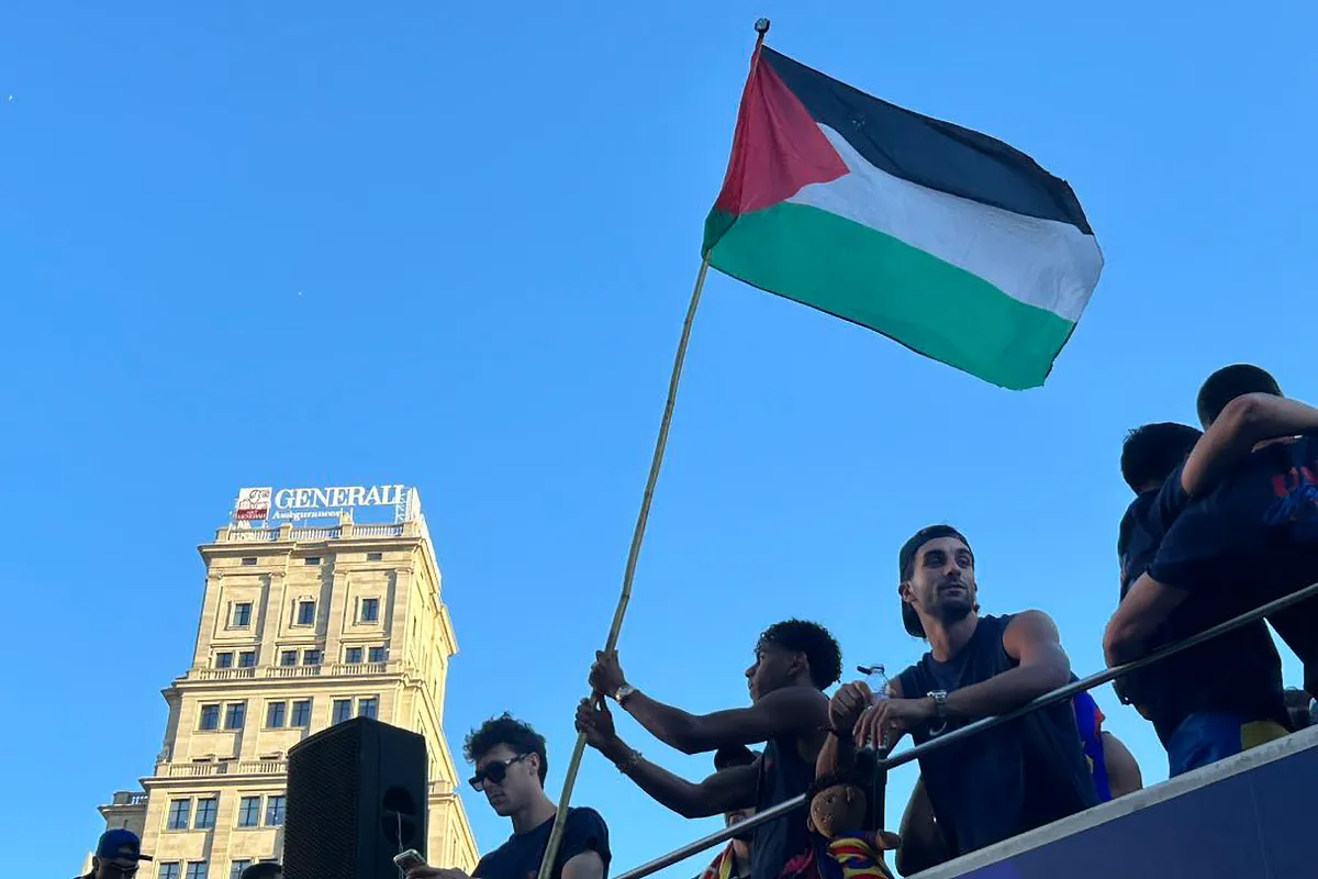Lamine Yamal ondea la bandera palestina en la rúa del Barça y revoluciona las redes