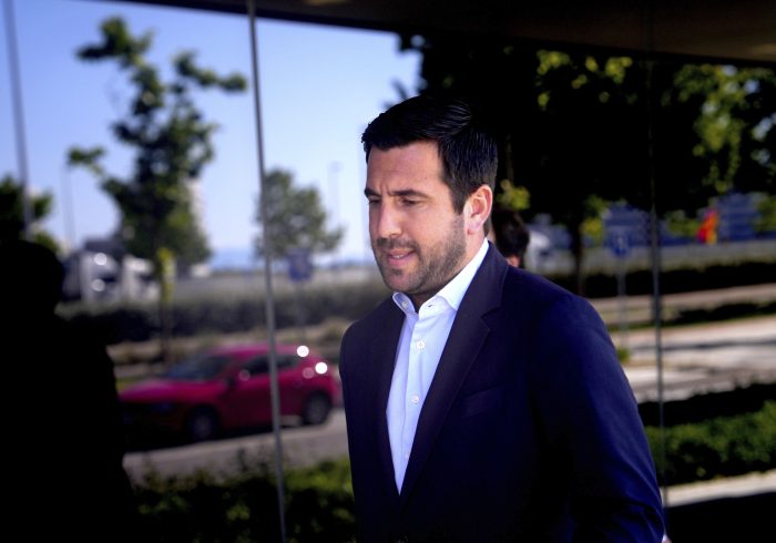 Las 24 horas de vértigo de Riquelme entre negociaciones, notaría y baños de masas para presentarse a la presidencia del Real Madrid: "No esperamos barro"
