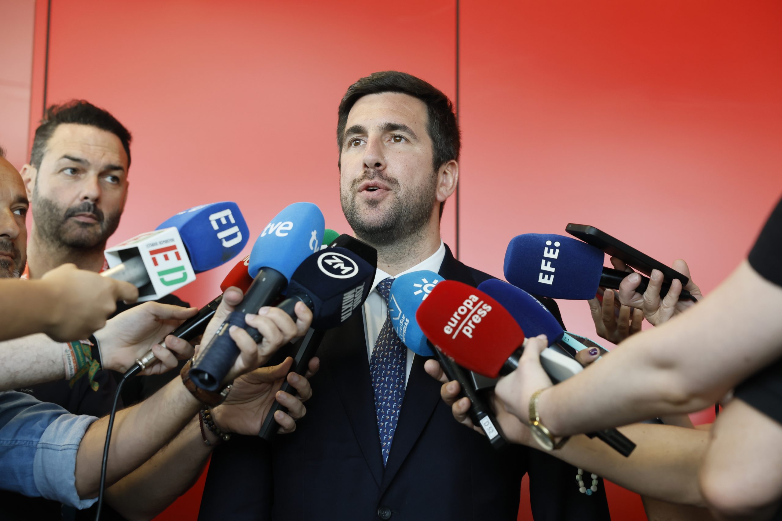 Las 48 horas decisivas para Enrique Riquelme: presentación, nombres propios y los puntos débiles de Florentino