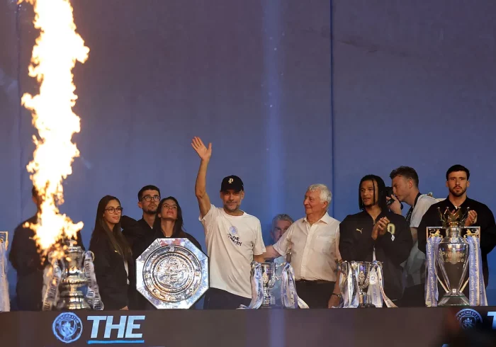 Locura en Manchester en el adiós de Guardiola: autobús descapotable, 19.000 aficionados y el mensaje de una leyenda: "Hola, Pep, soy Michael Jordan"