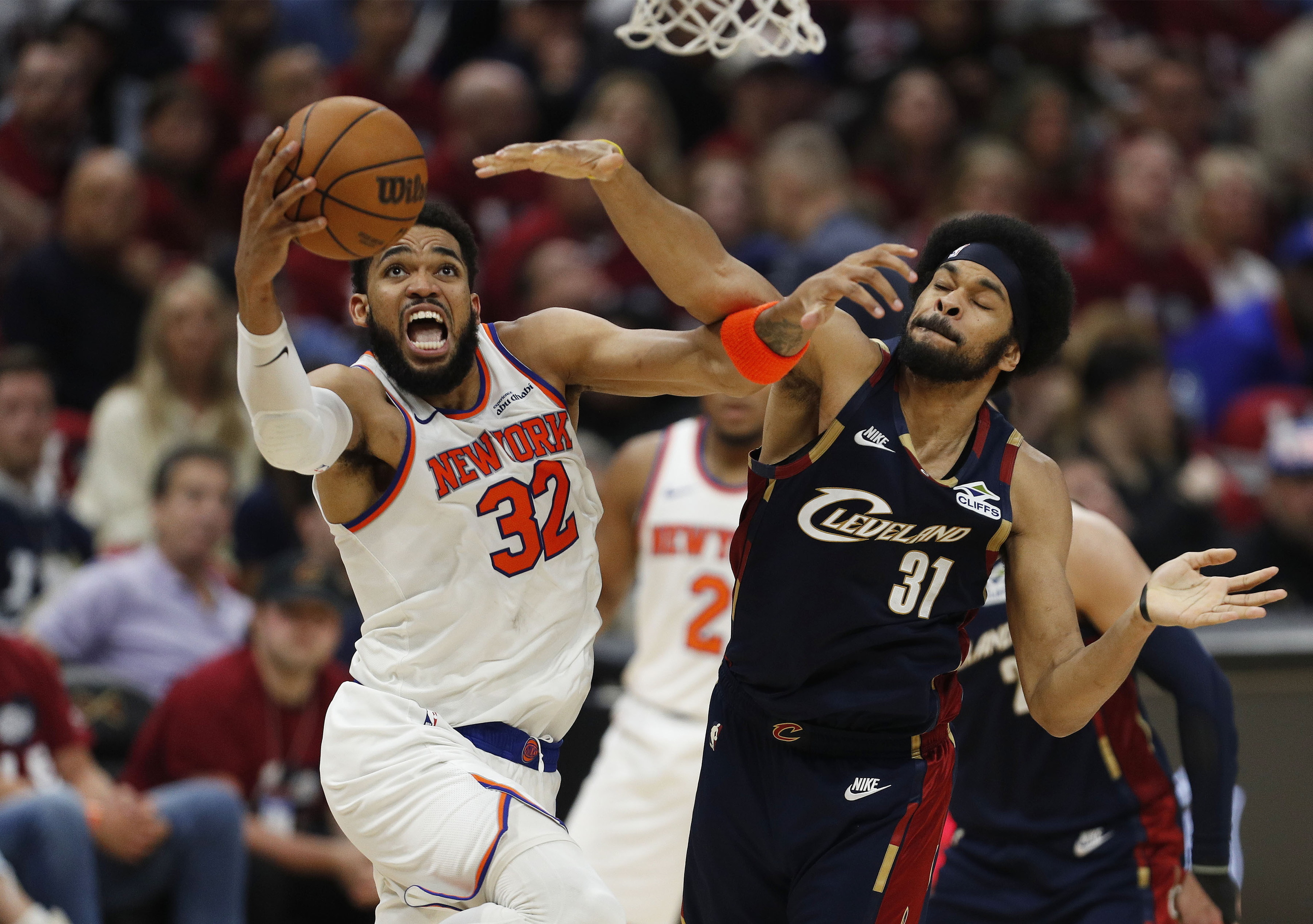 Karl-Anthony Towns entra a canasta ante la oposición de Jarrett Allen.
