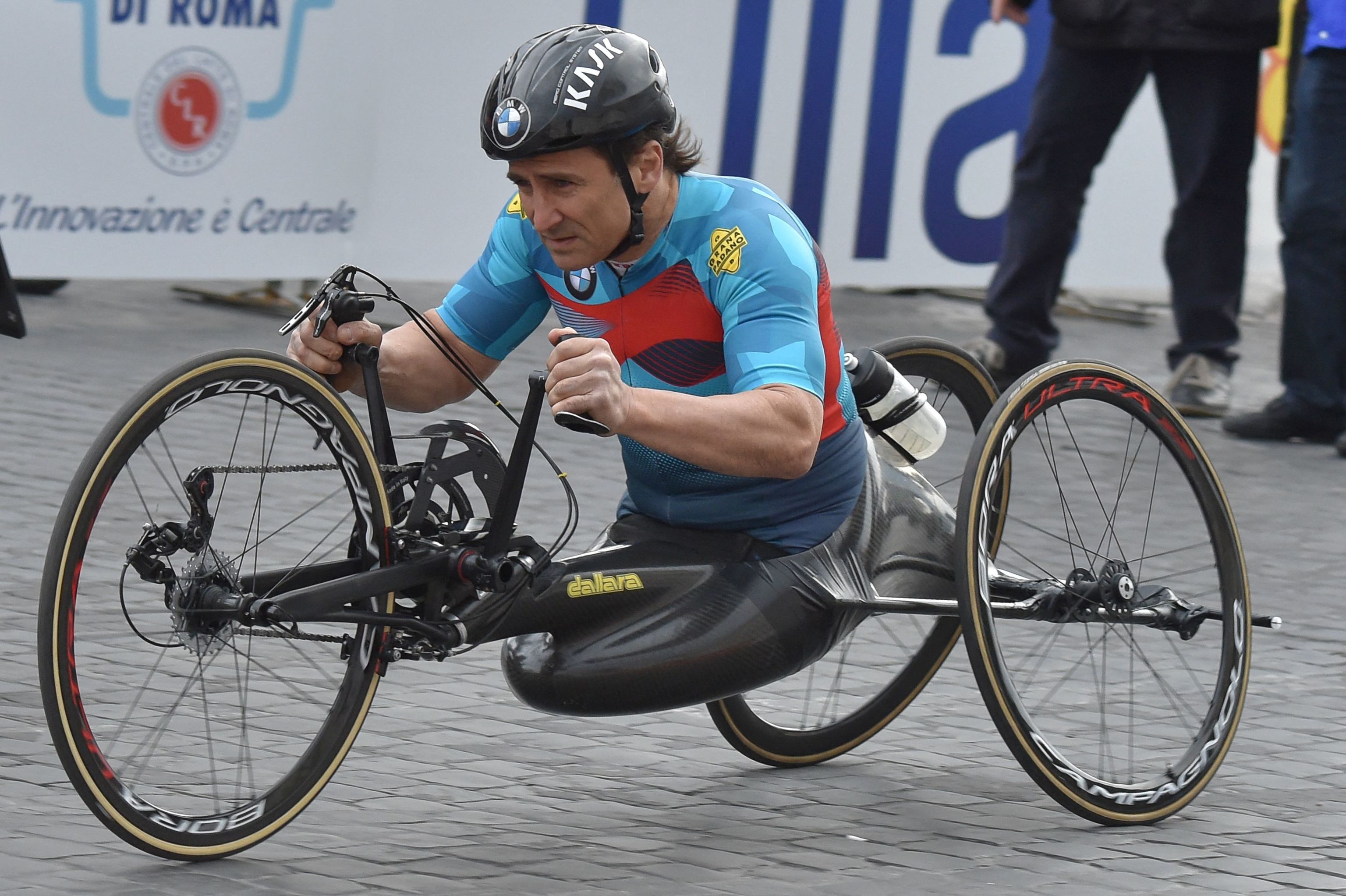 Alex Zanardi compitiendo en ciclismo con su bicicleta adaptada.