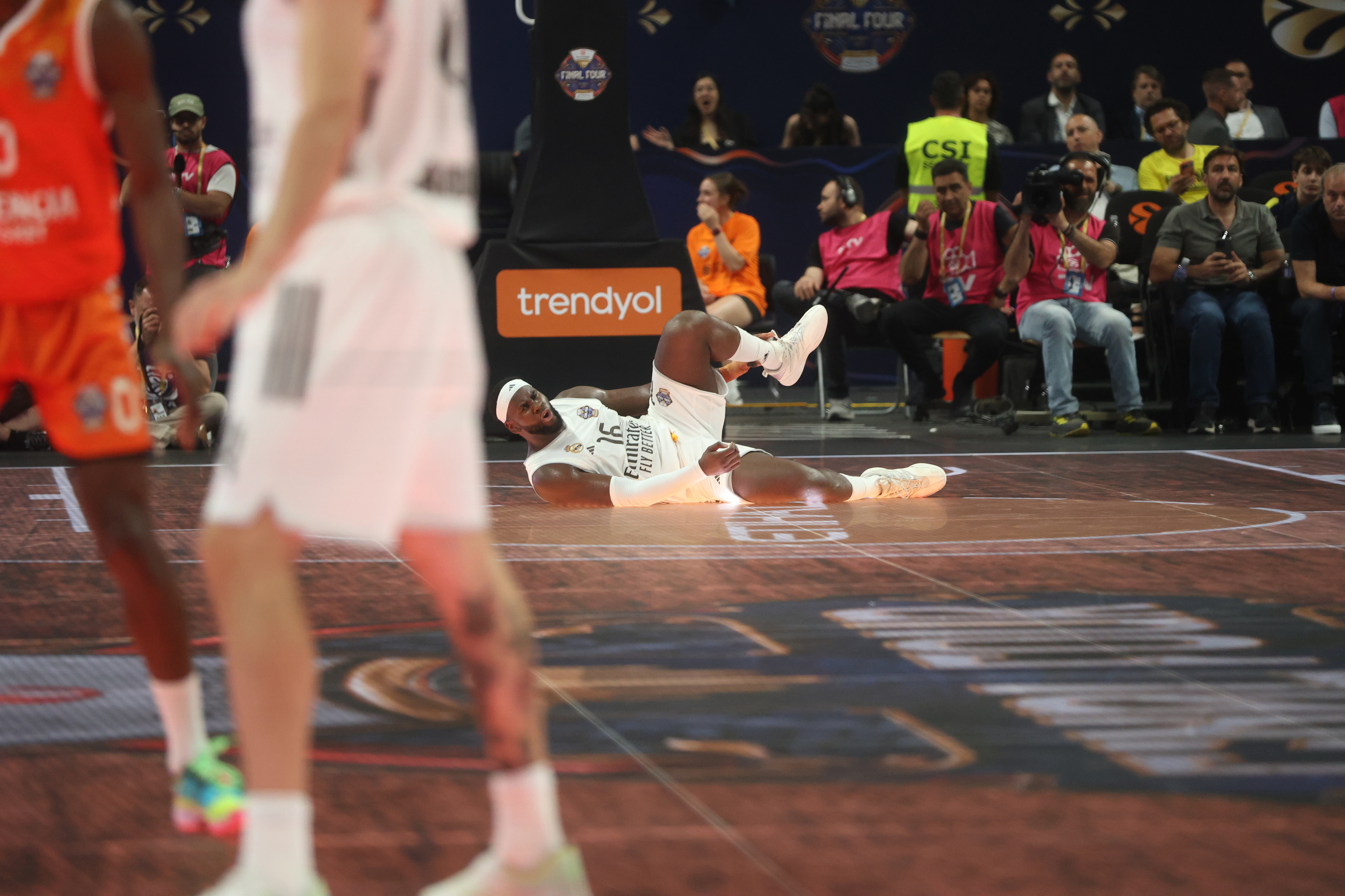 Garuba, tras lesionarse contra el Valencia Basket.
