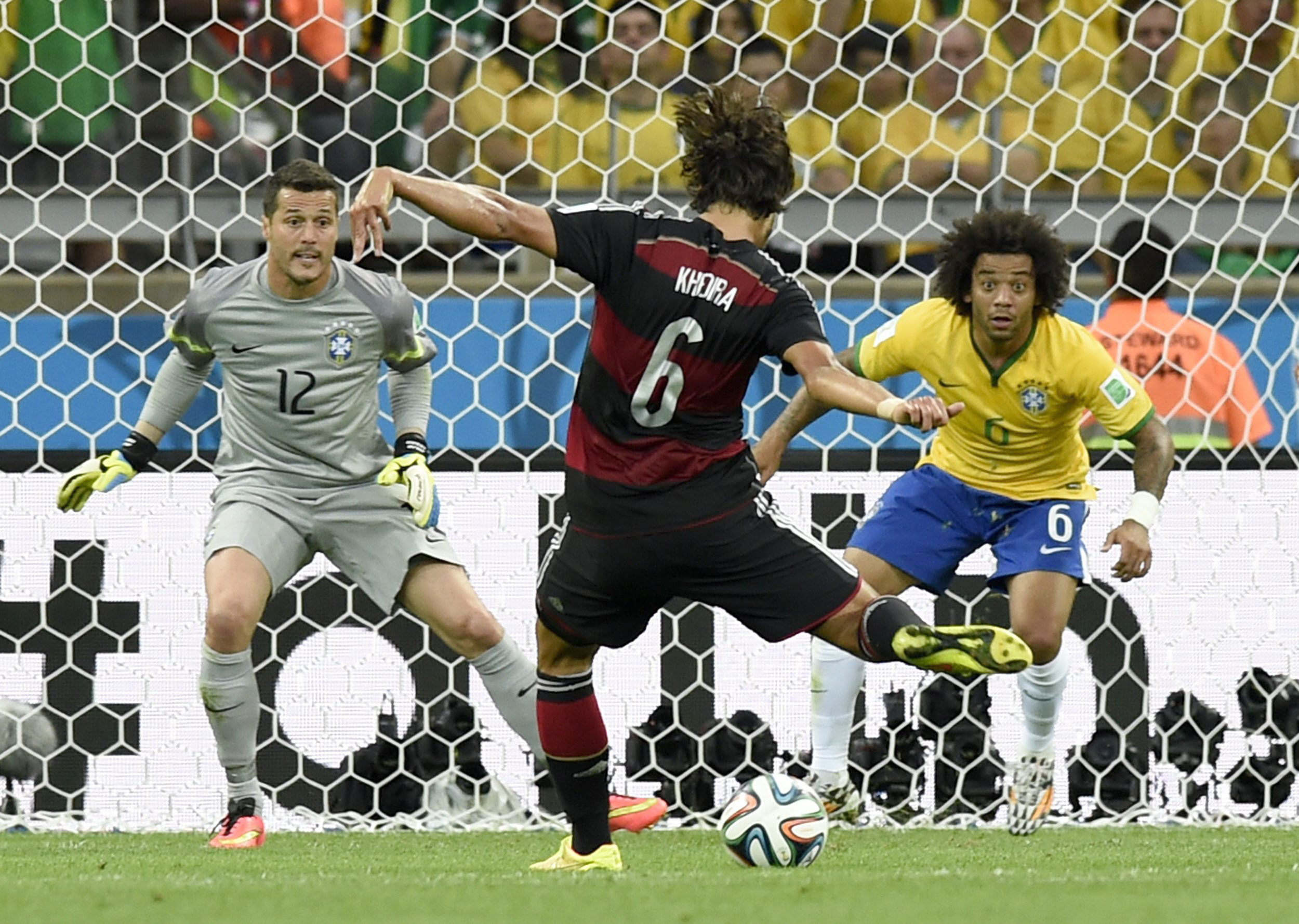 Khedira, a punto de marcar ante Marcelo y Julio César.