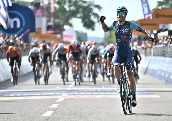 Segaert roba la etapa de Novi Ligure en el Giro