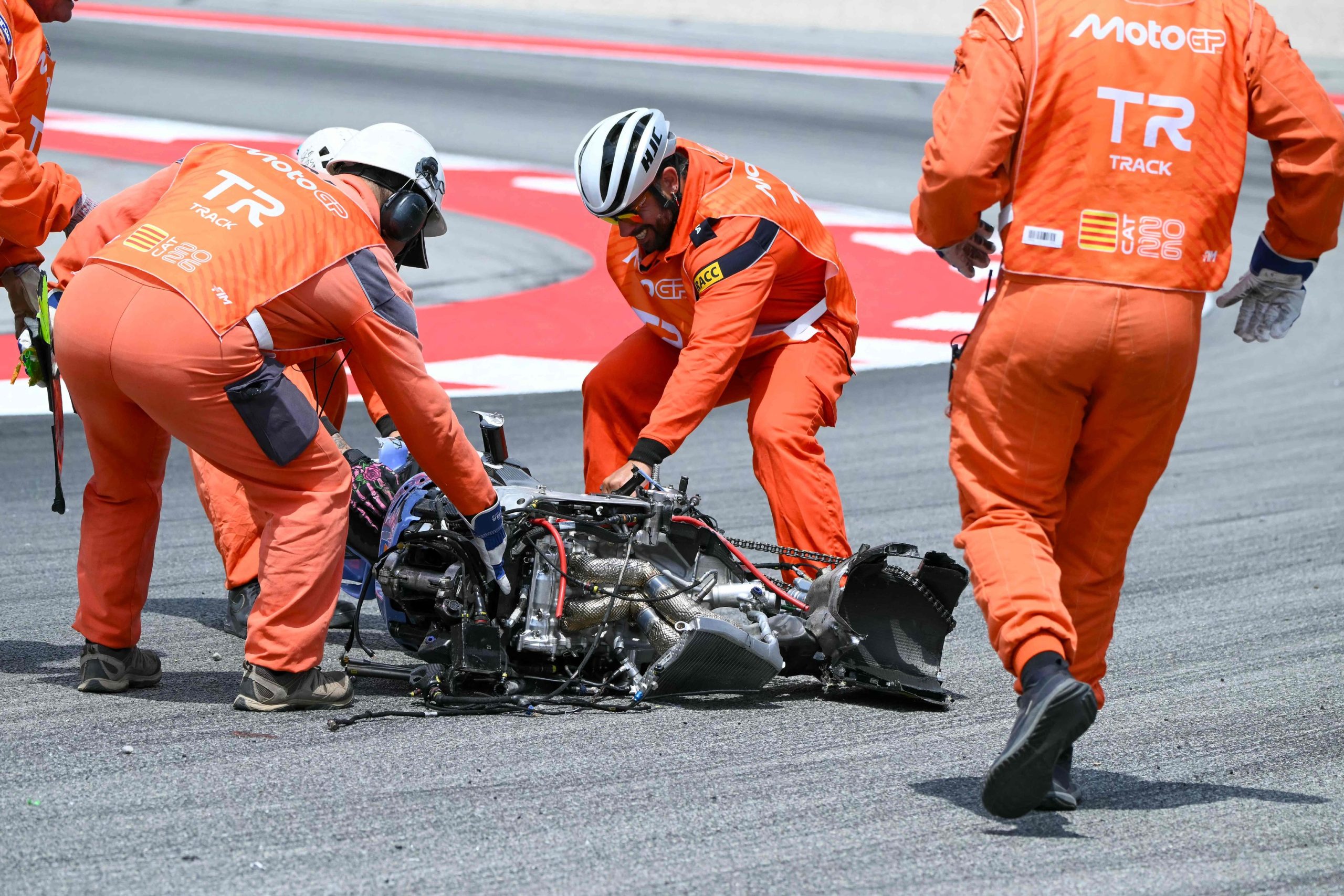 Un grave accidente de Álex Márquez en el Gran Premio de Cataluña de MotoGP obliga a interrumpir la carrera