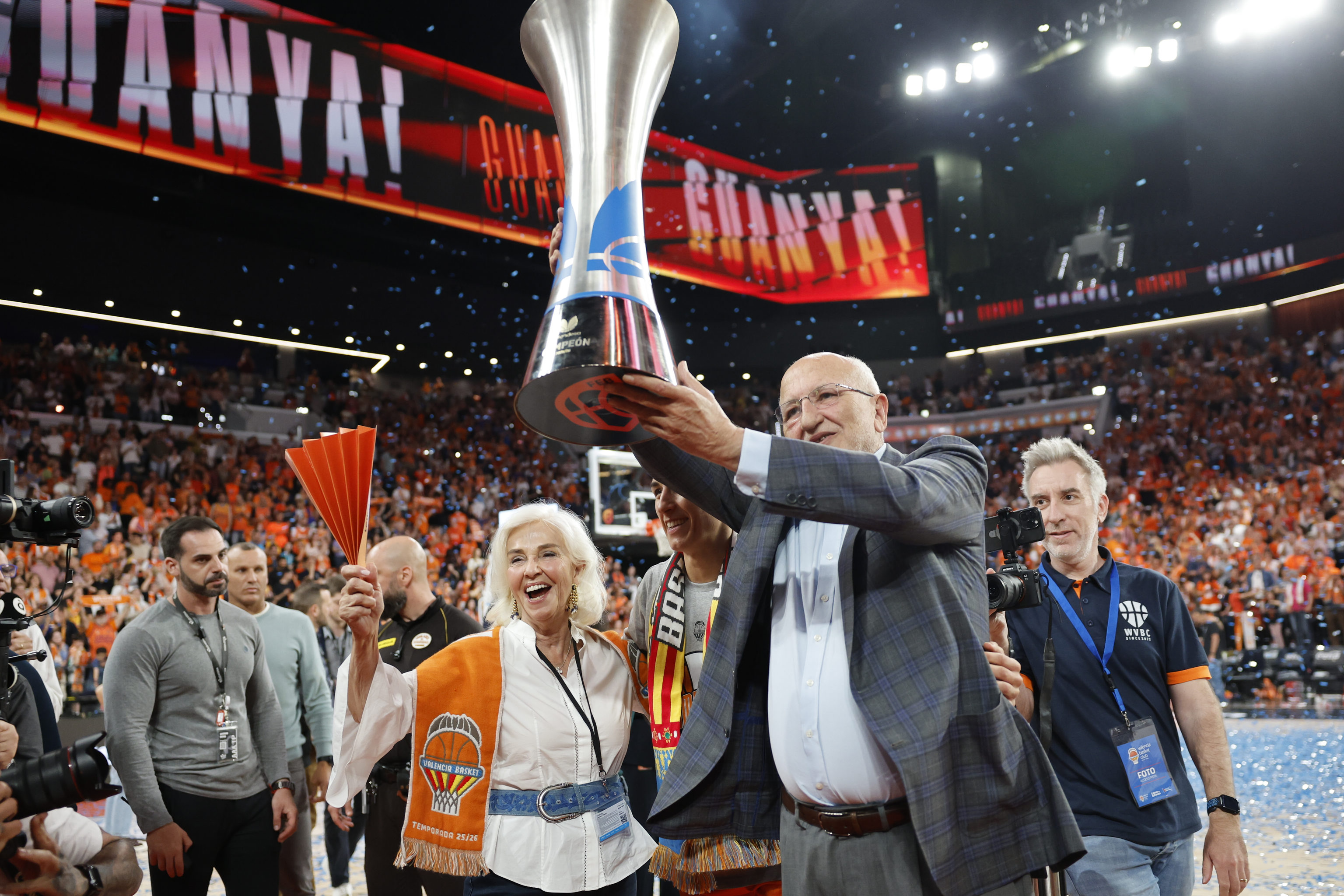 Juan Roig y Hortensia Herrero, con el trofeo.
