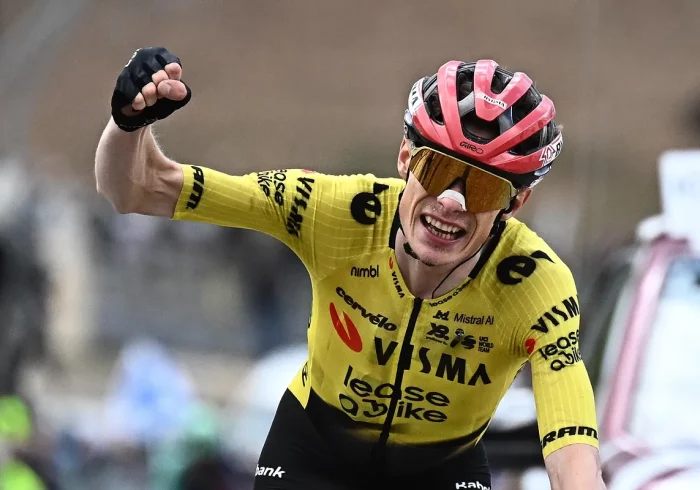 Vingegaard asesta el primer golpe al Giro en el Blockhaus, aunque le aparece un rival