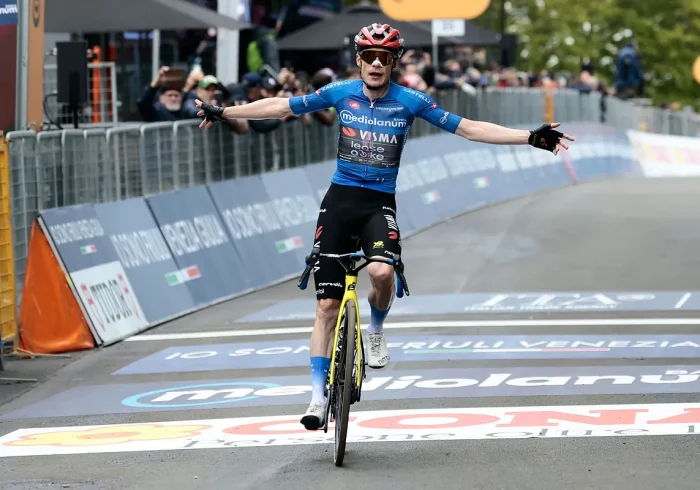 Vingegaard vence en Corno alle Scalle y ya oposita a la 'maglia rosa'