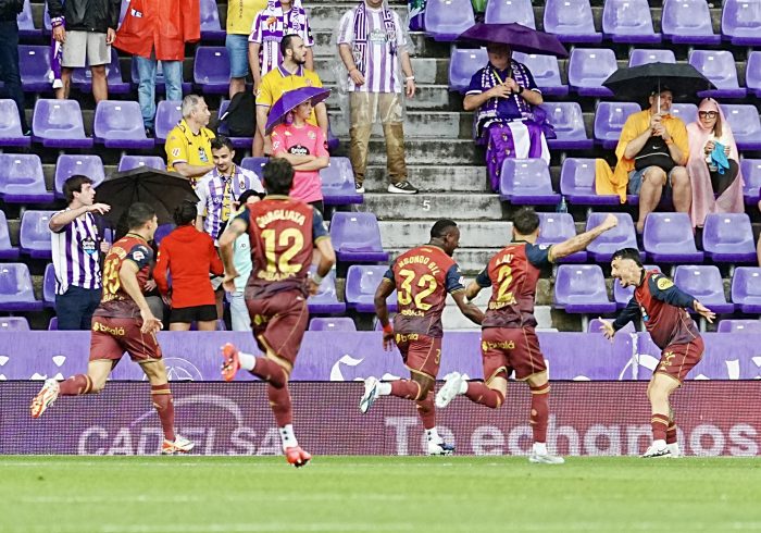 A contra reloj en Riazor para reparar los daños en el césped y las gradas antes del amistoso de la selección