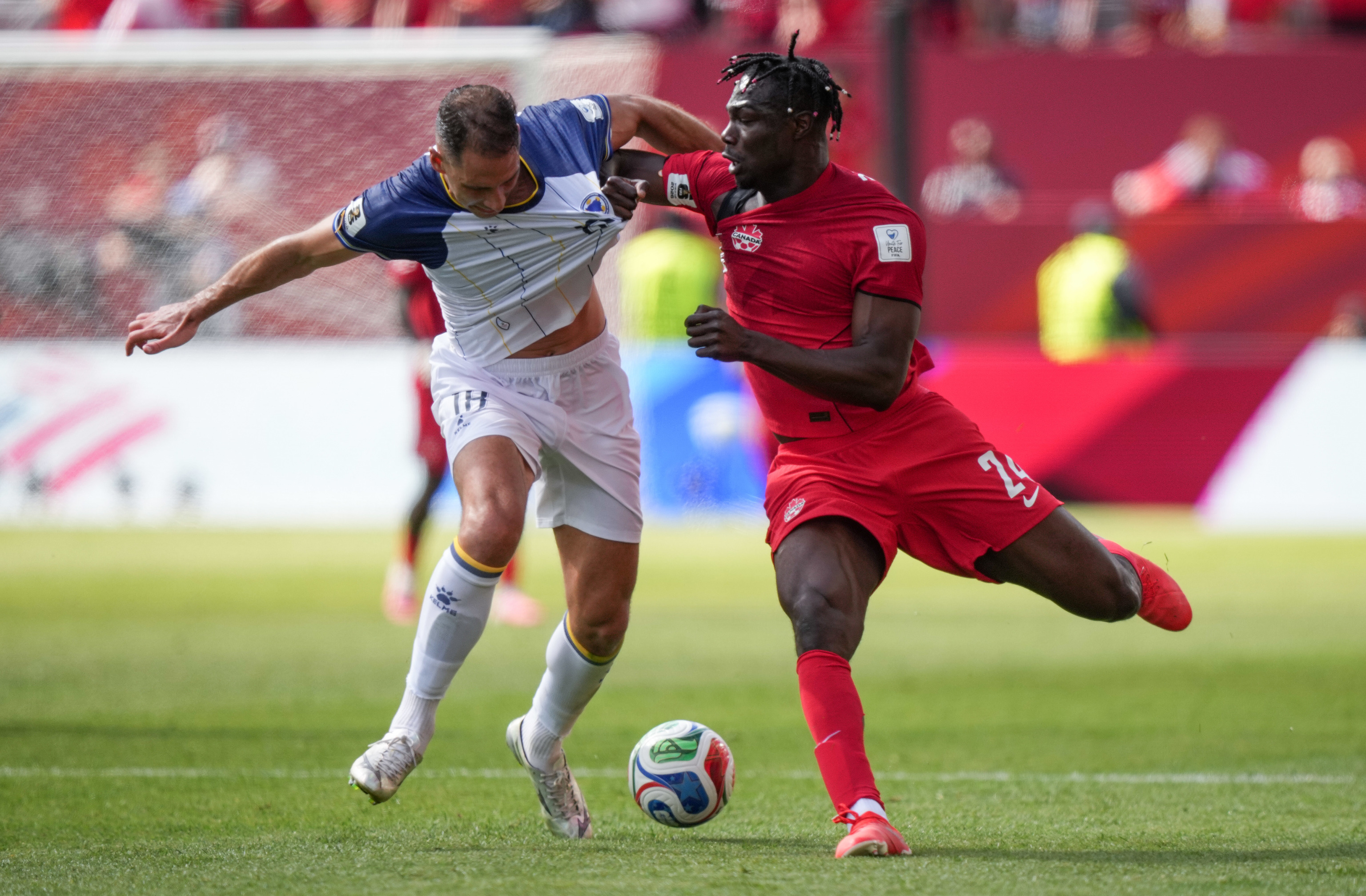Katic y Promise disputan un balón, el viernes en Toronto.
