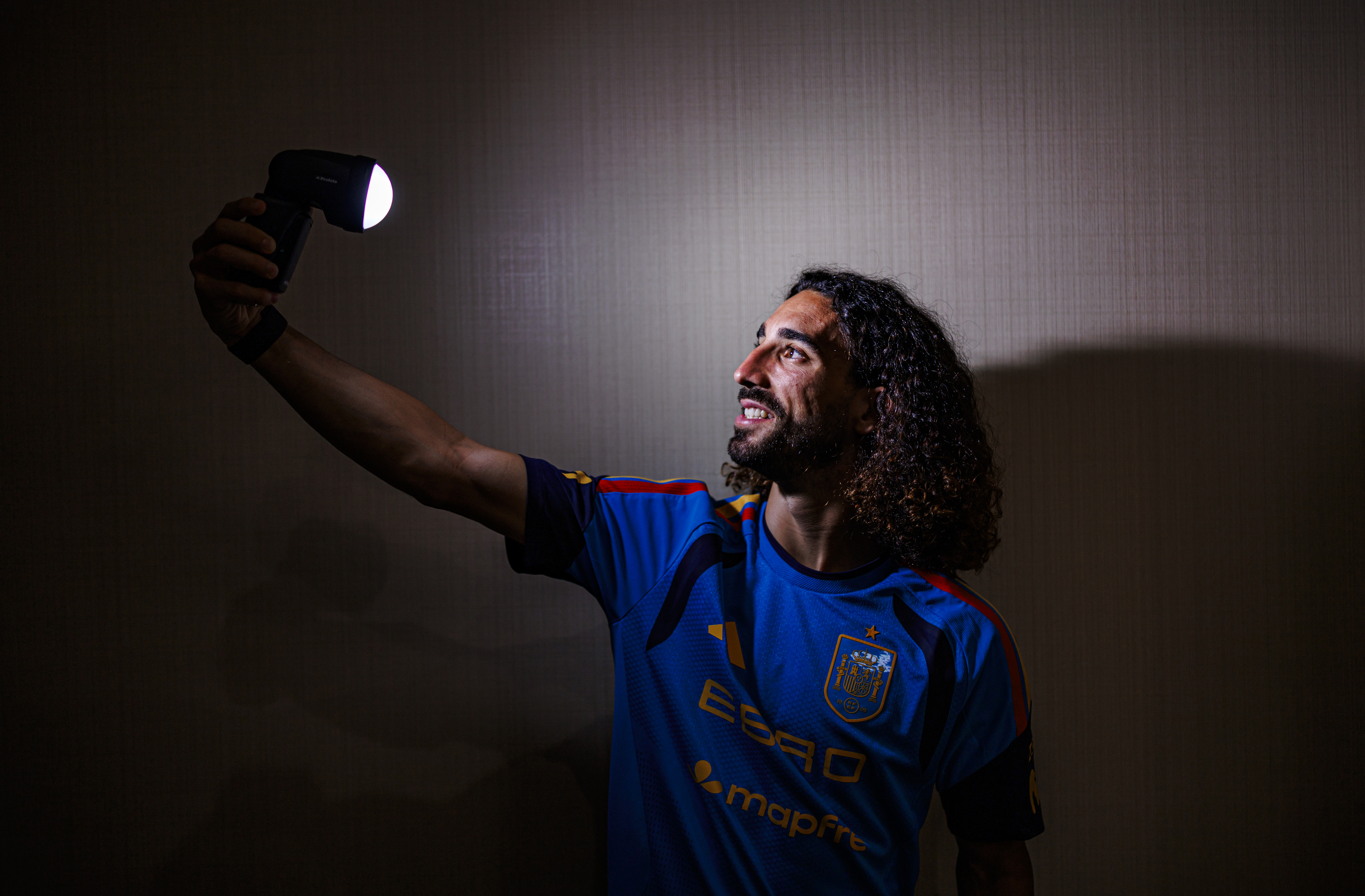 Cucurella, en plena sesión de fotos.