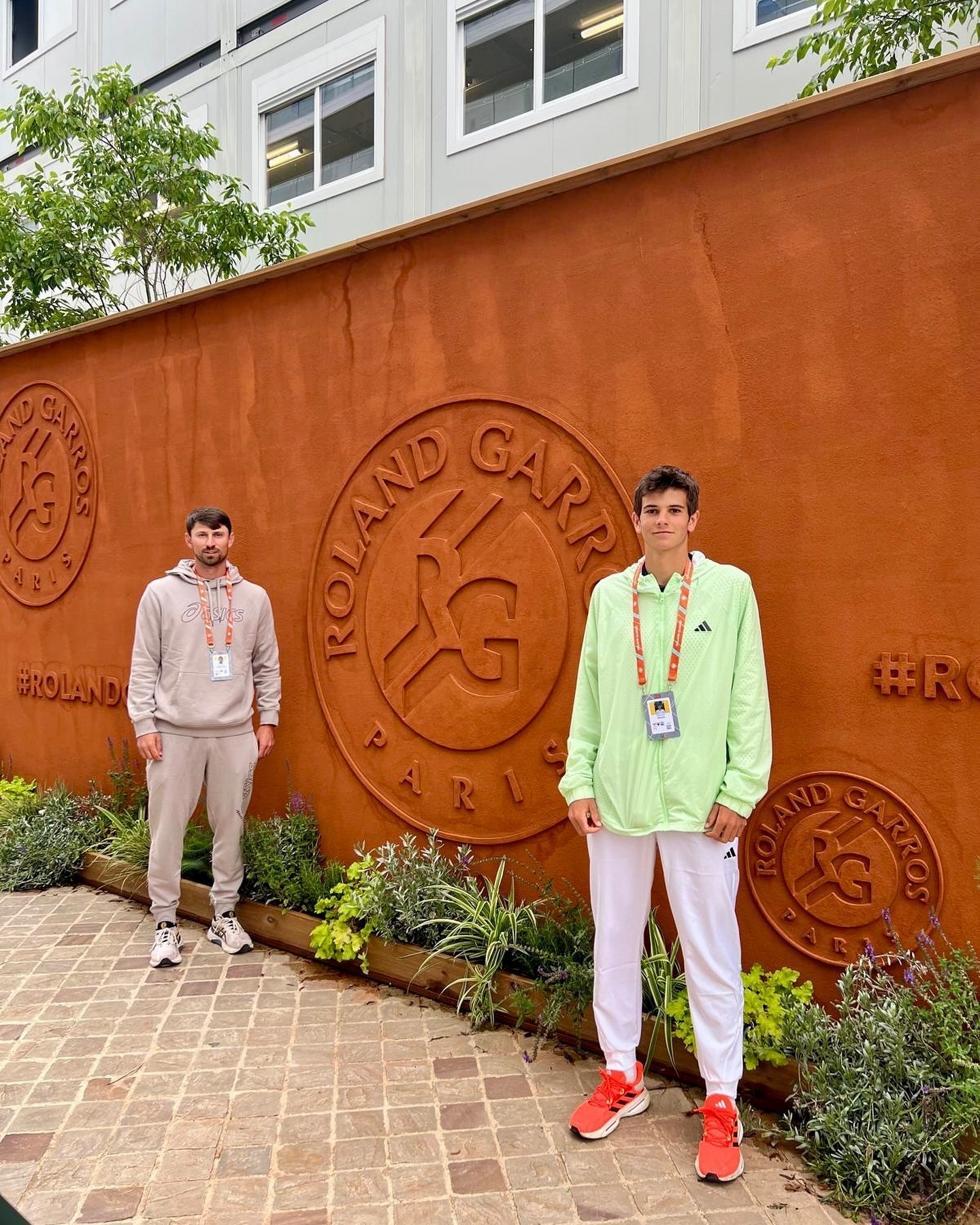 Jódar, con Lambe, en Roland Garros 2024.