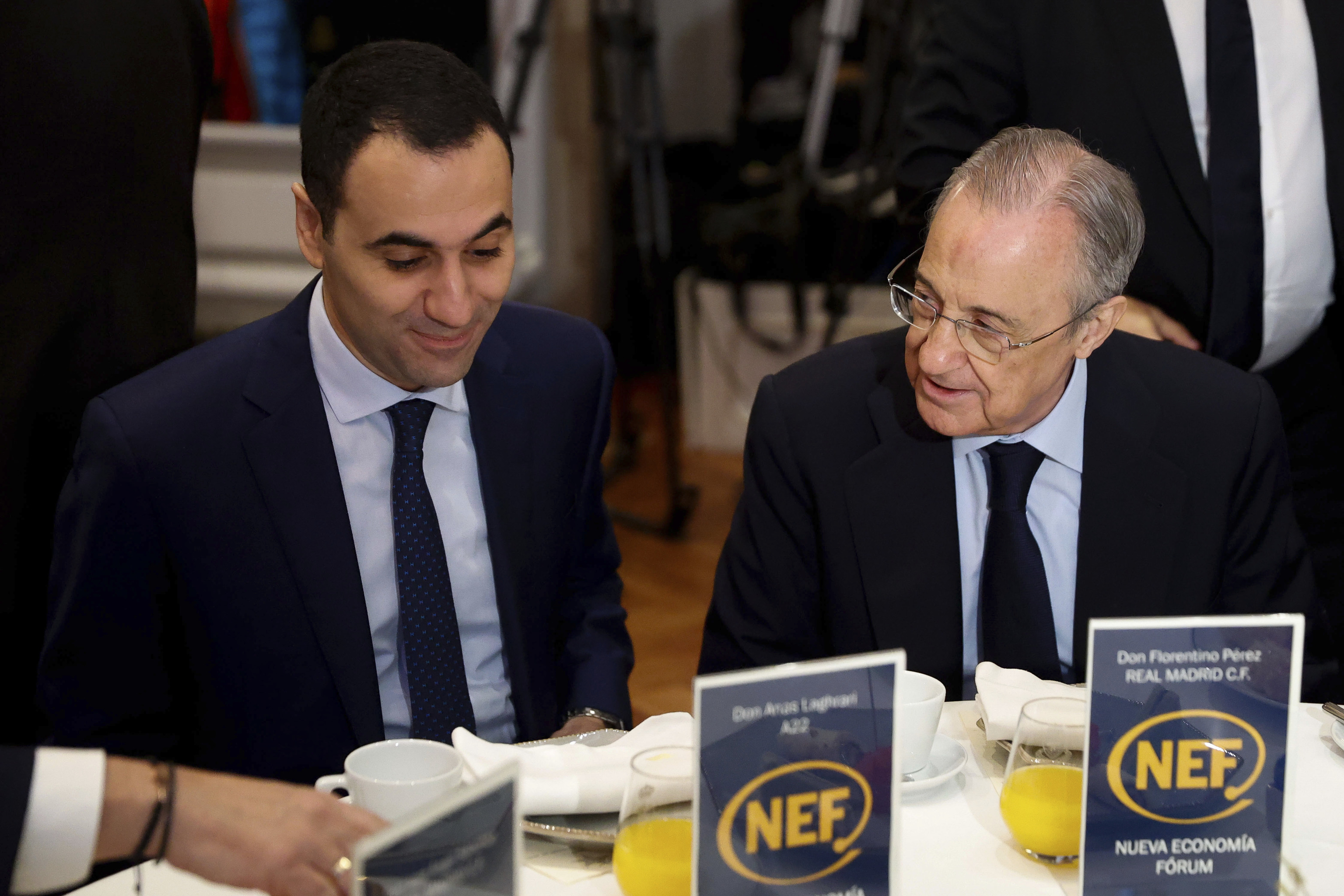 Laghrari y Florentino comparten mesa en un acto.