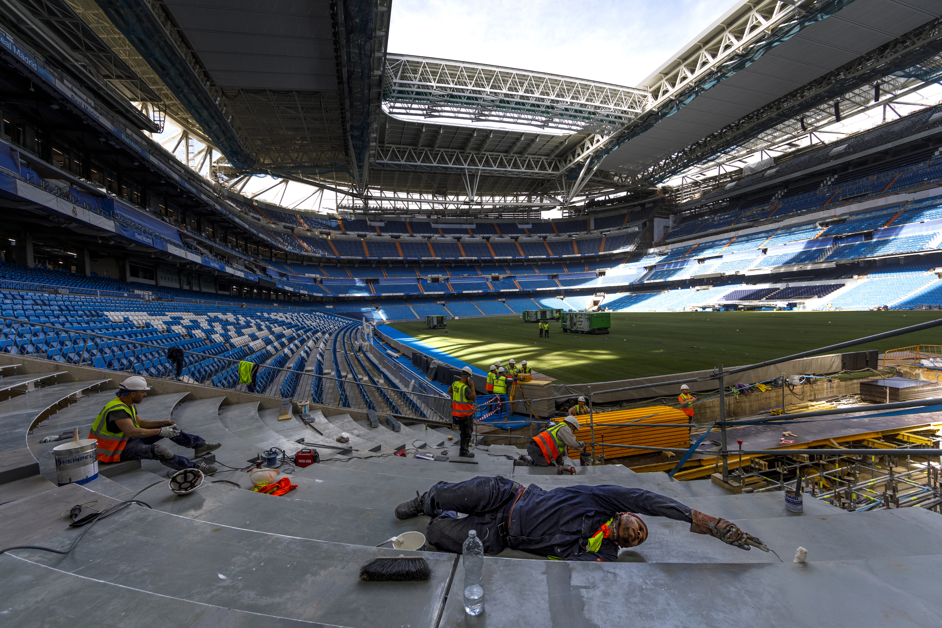 Operarios durante las obras del Bernabéu.