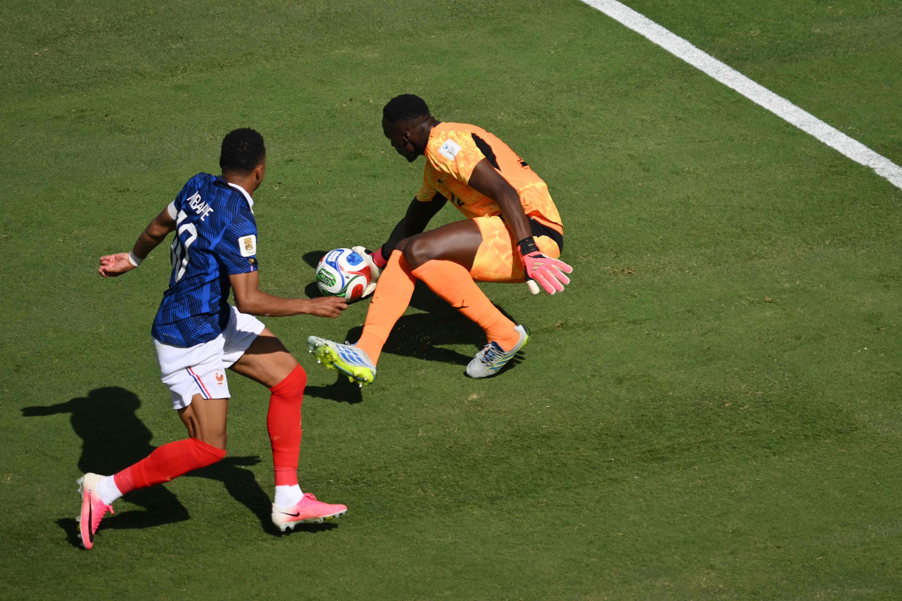Mbappé, frente a Mendy, en Nueva Jersey.