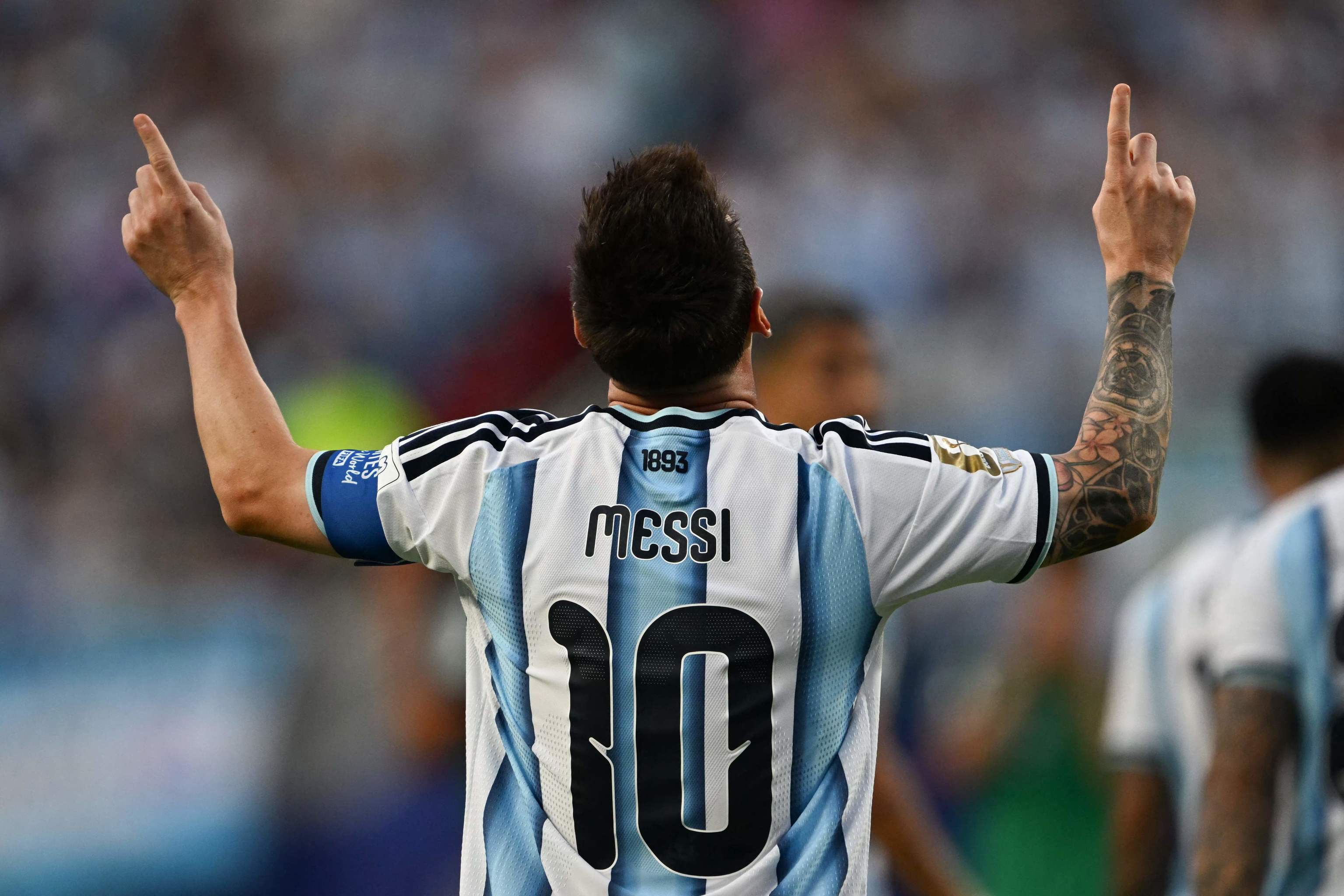 Messi festeja uno de sus tres goles a Argelia.