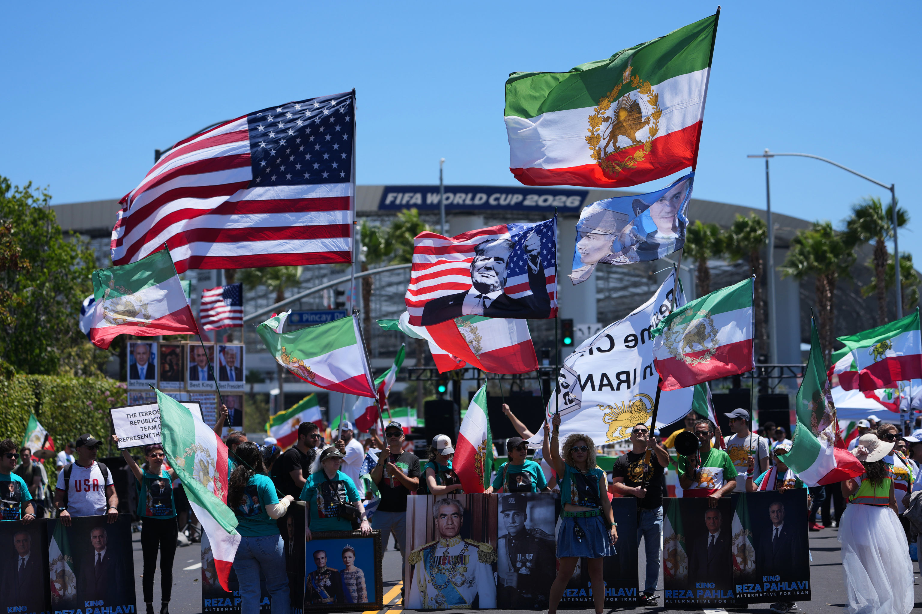 Protestas contra el régimen iraní en el SoFi Stadium.