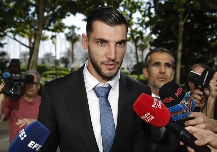 El futbolista Rafa Mir, condenado a ocho años y medio de cárcel por agresión sexual y lesiones: "Sigo confiando en la Justicia"