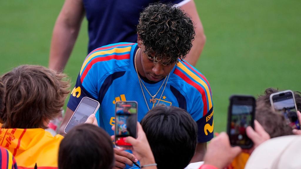 El futbolista firma unos autógrafos tras el entrenamiento.