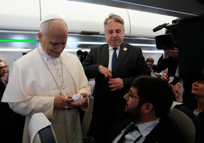 El Real Madrid lanza una camiseta de edición limitada en honor al papa León XIV por 195 euros