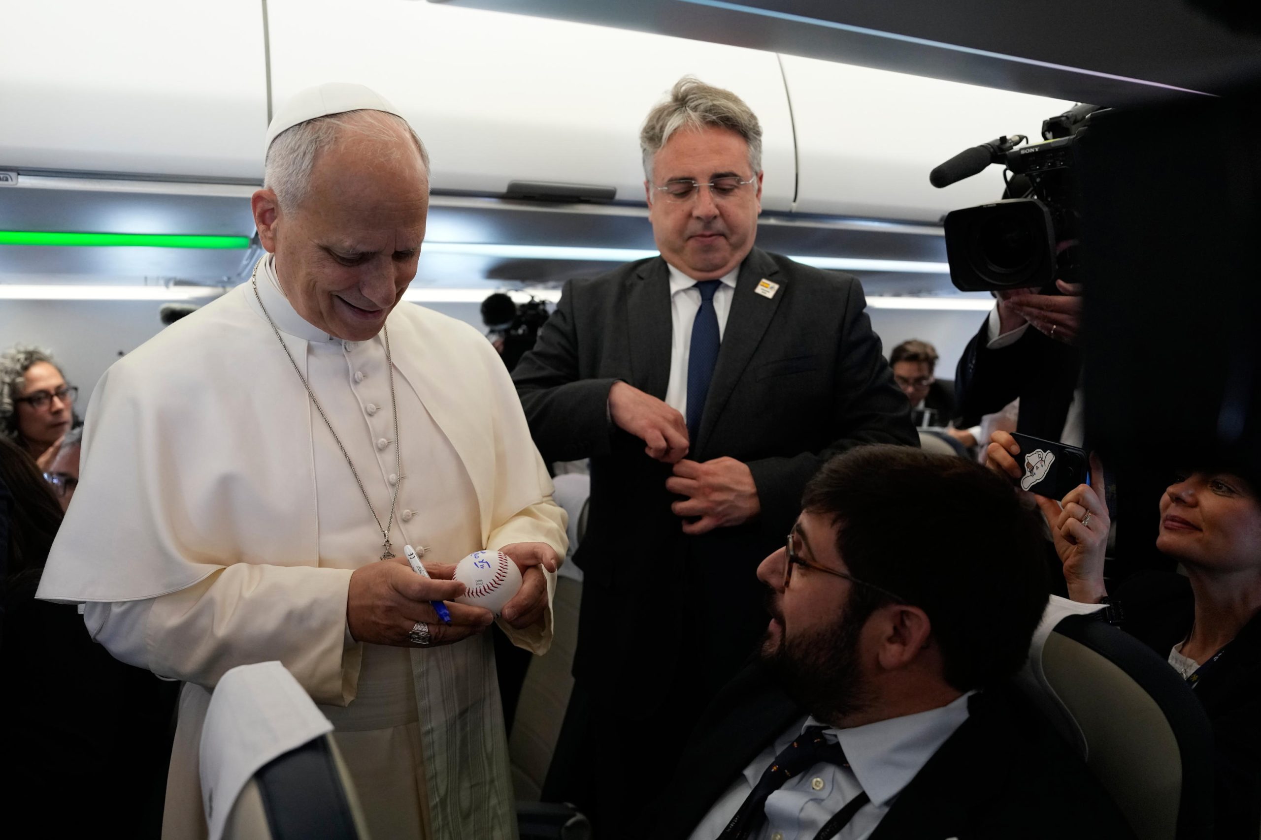 El Real Madrid lanza una camiseta de edición limitada en honor al papa León XIV por 195 euros