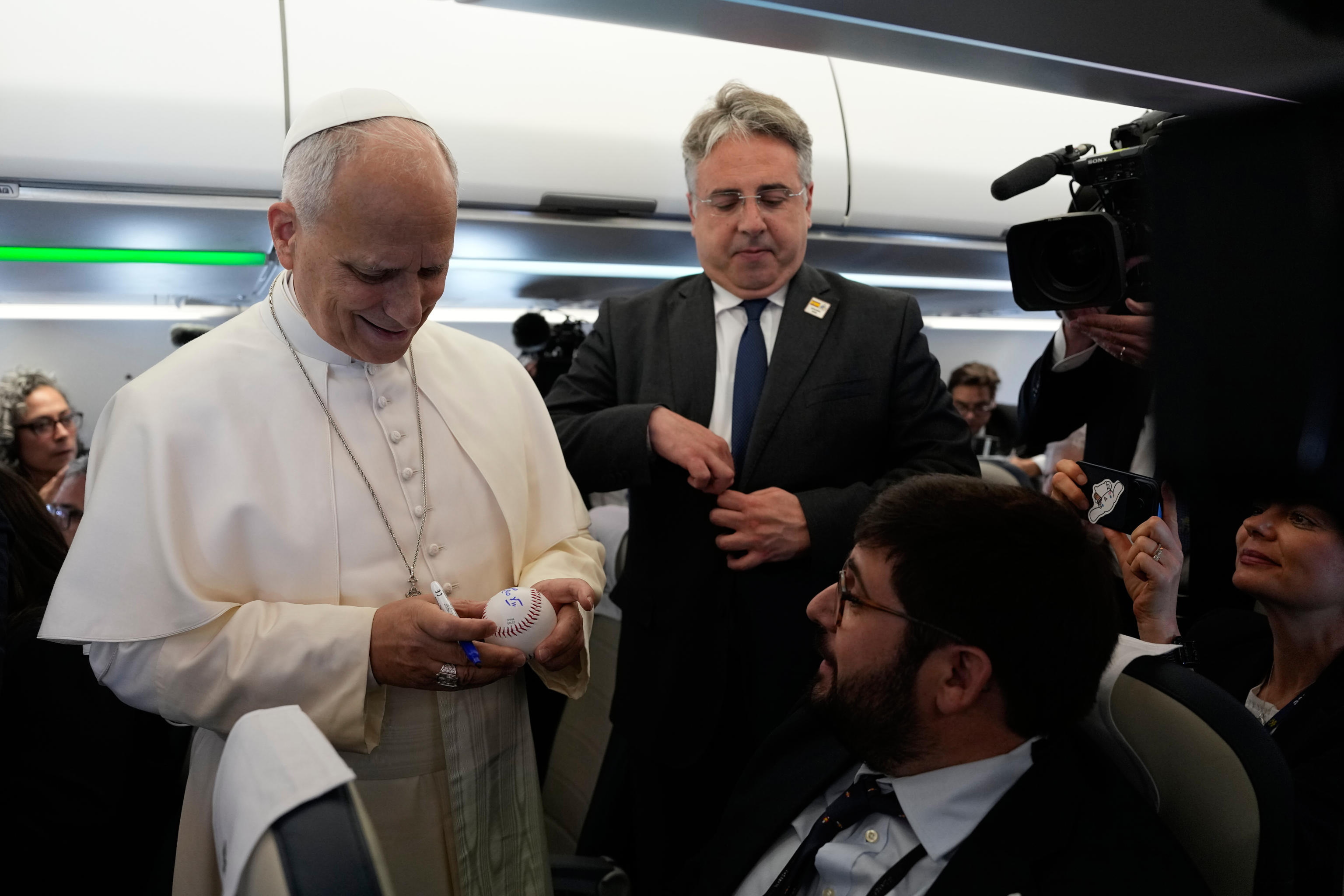 El Papa León XIV con la prensa durante el vuelo hacia Madrid.