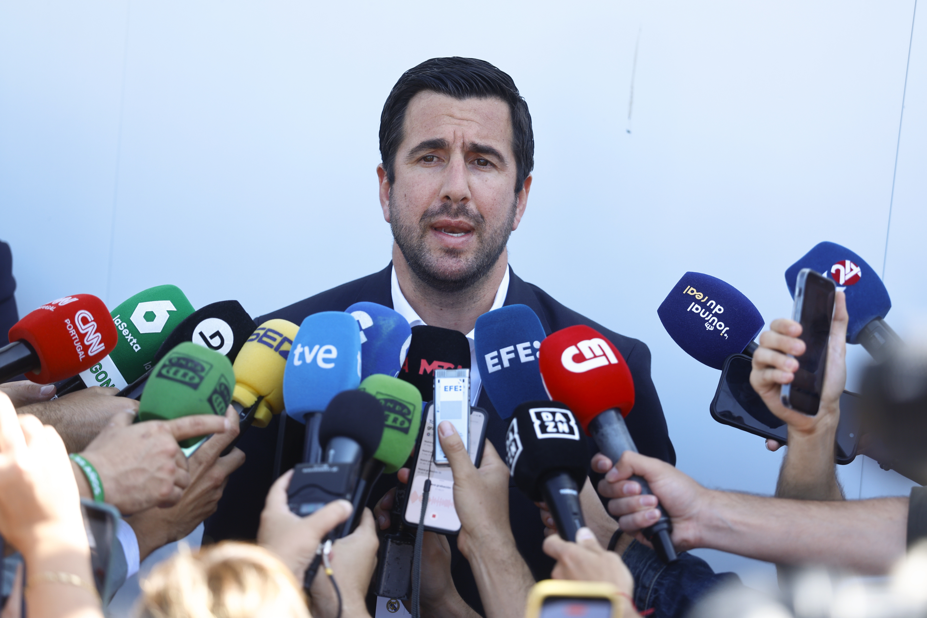 Riquelme atiende a los medios tras la votación.