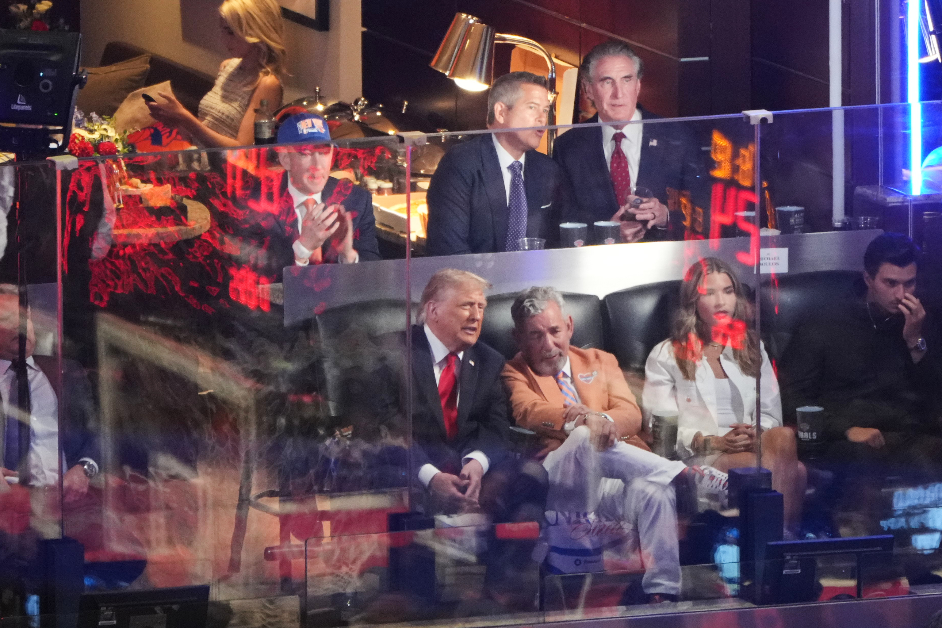Donald Trump junto al dueño de los Knicks durante el tercer partido de las Finales de la NBA.