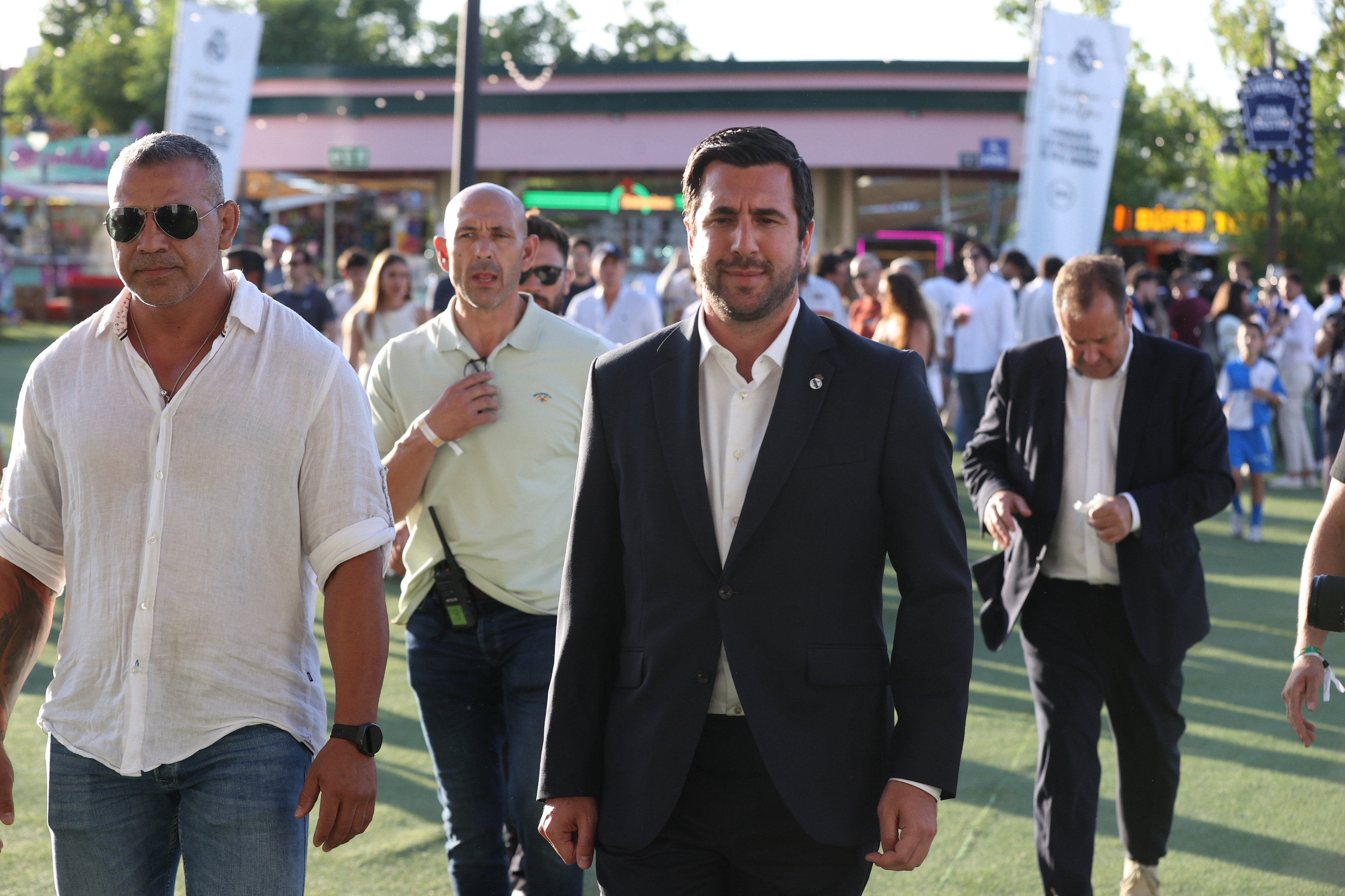 El candidato llega a su sede.