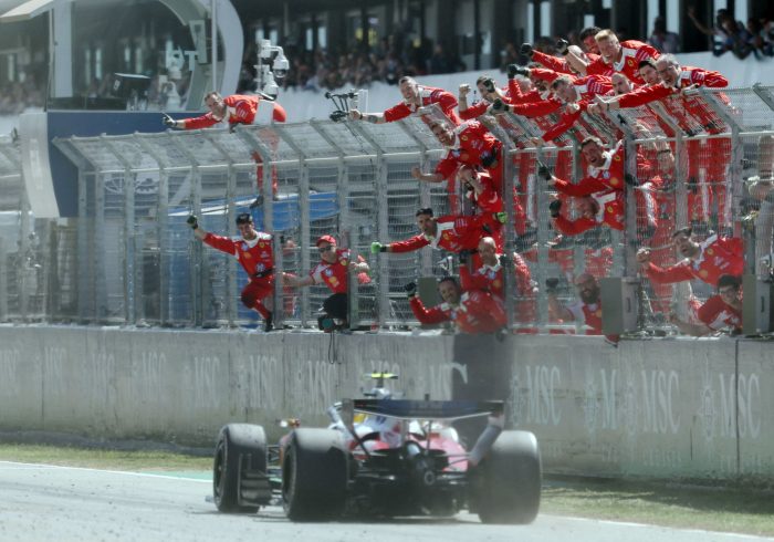 Hamilton celebra su primera victoria con Ferrari y Antonelli descubre la mala suerte en Montmeló